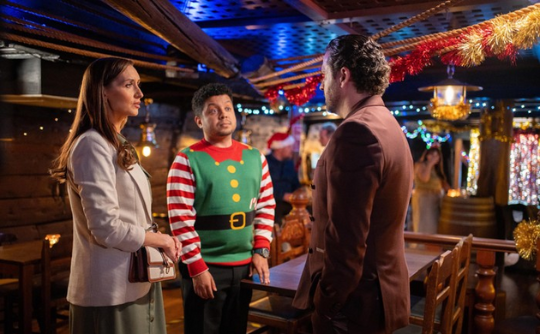 Jack and Kate talk to someone dressed as an elf.