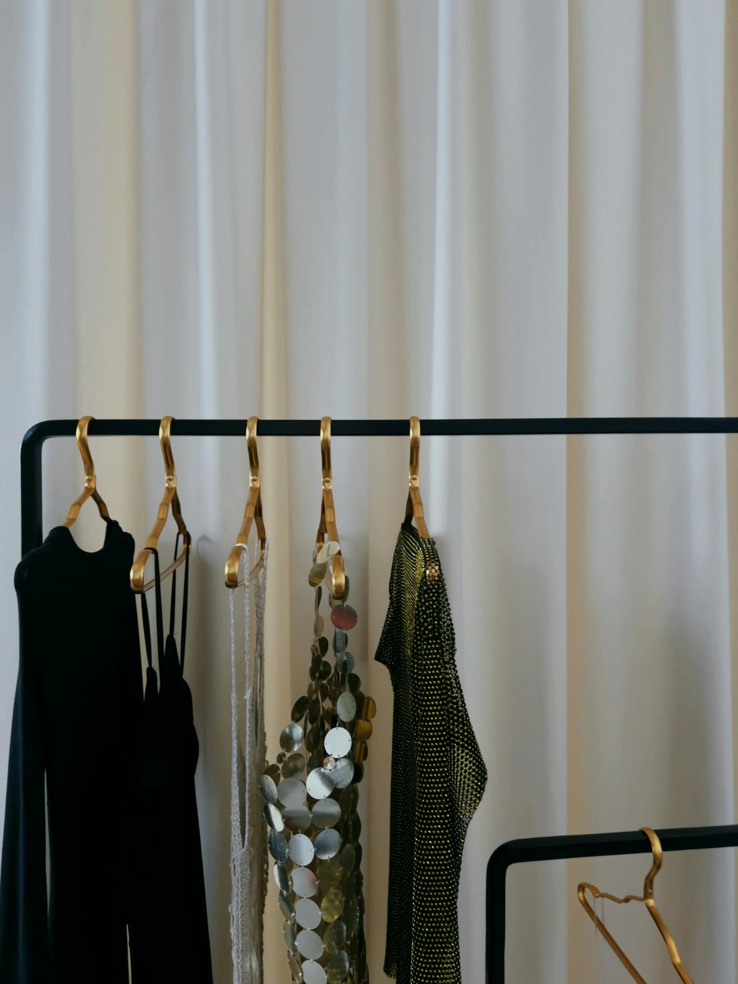 5 Signs Your Closet Is Working Against You, Not For You