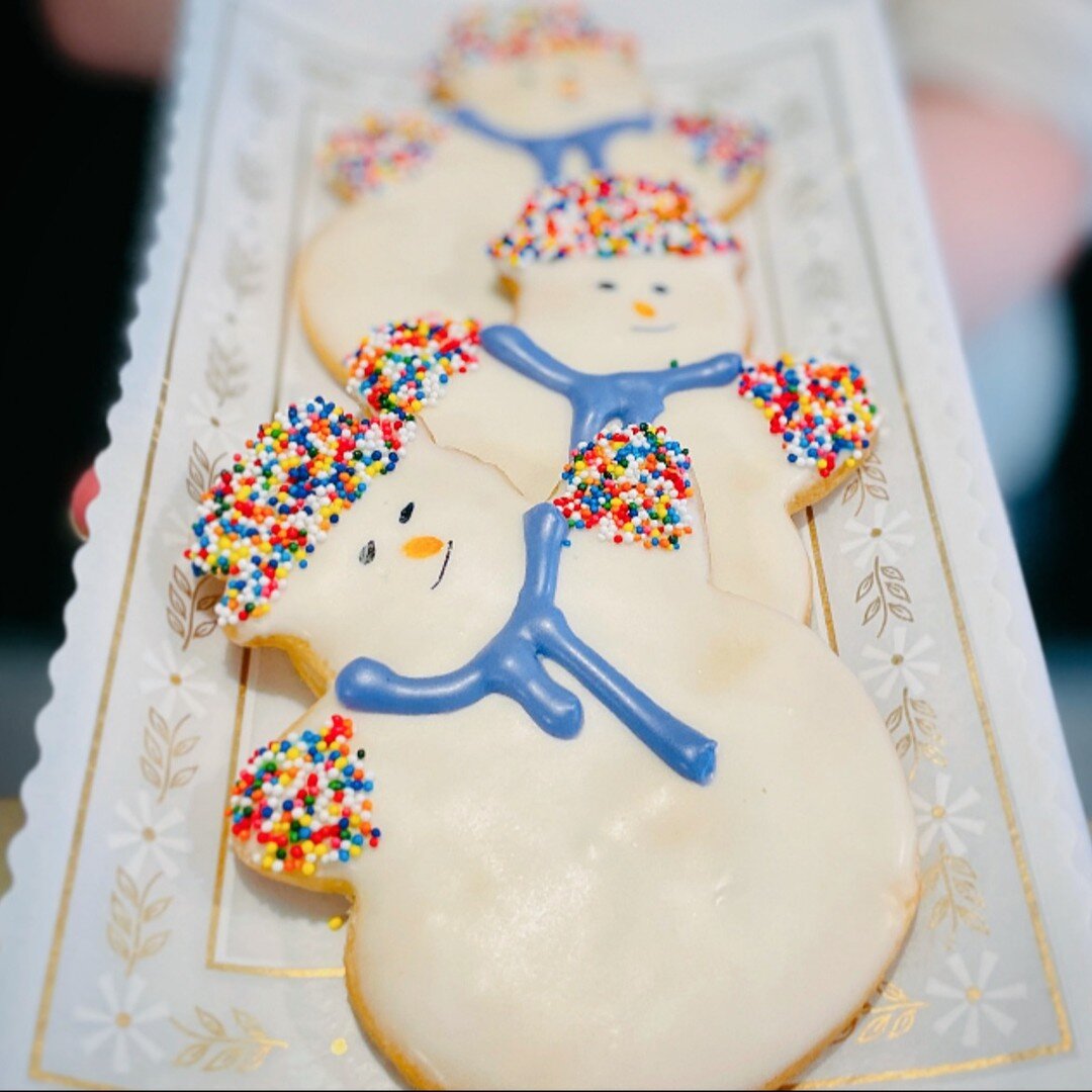 Painted snowman sugar cookies available everyday throughout January! Combine it with a regular hot chocolate or our Mexican style, made with Mexican chocolate, cinnamon, chipotle and other spices to give you a little extra warmth!

#CocoLuxe #NJBaker