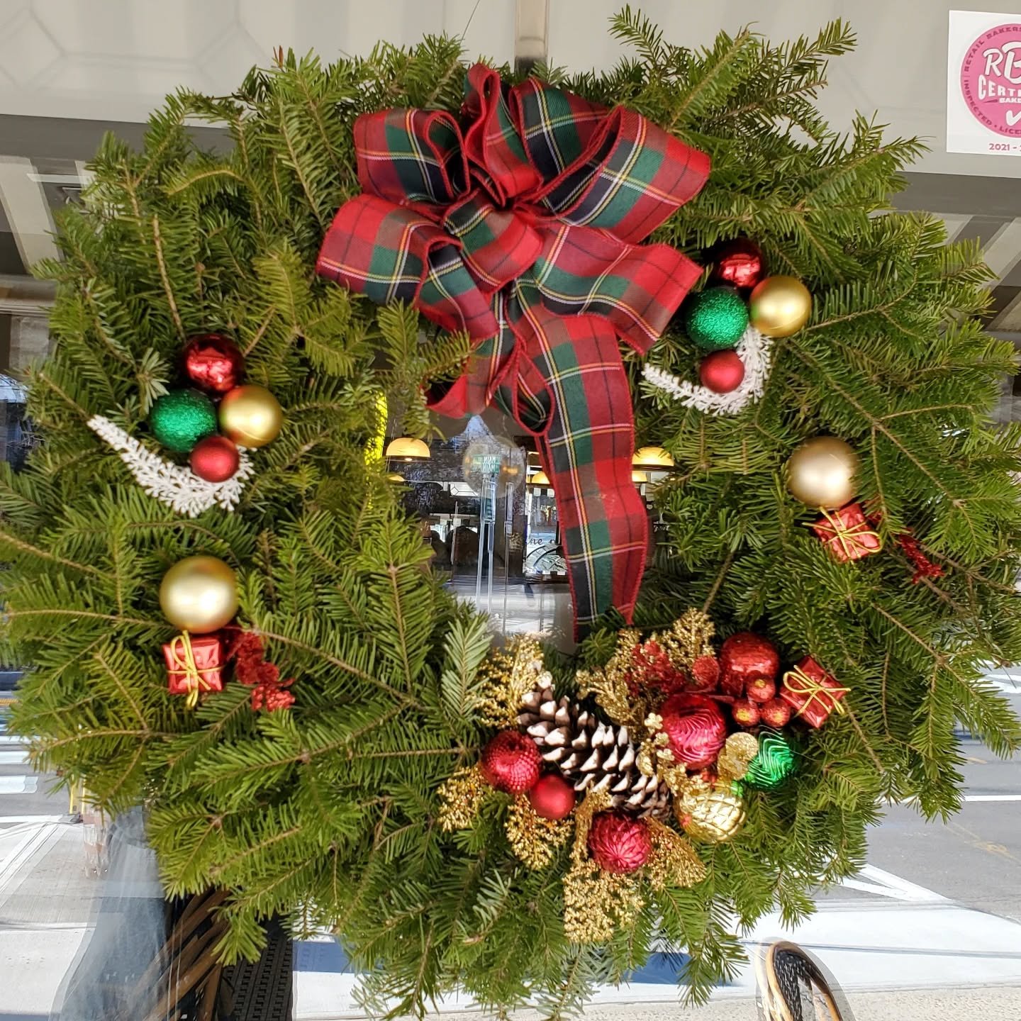 The wreath from @bergen_county_horse_rescue is up at CocoLuxe!  Luv it! ❤️