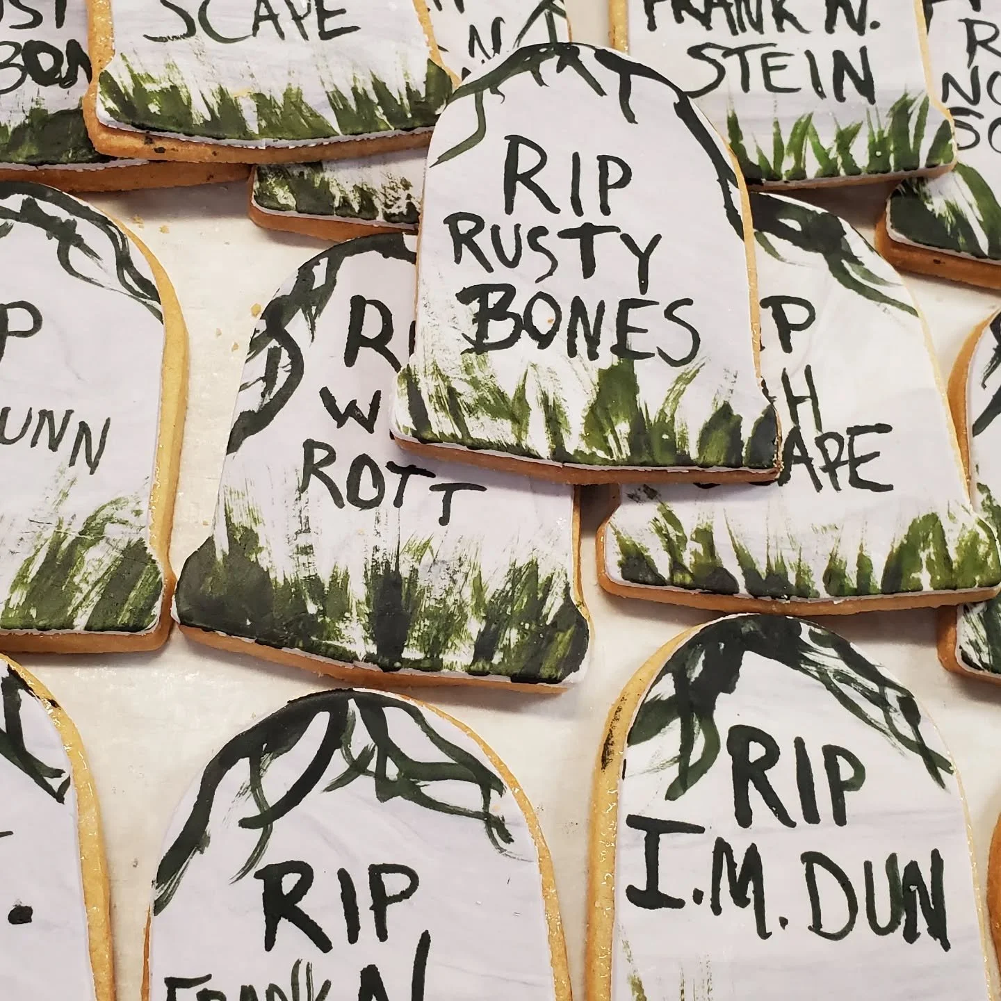 Stop in for some fun Halloween fondant cookies! #halloweendesserts #fondantcookies