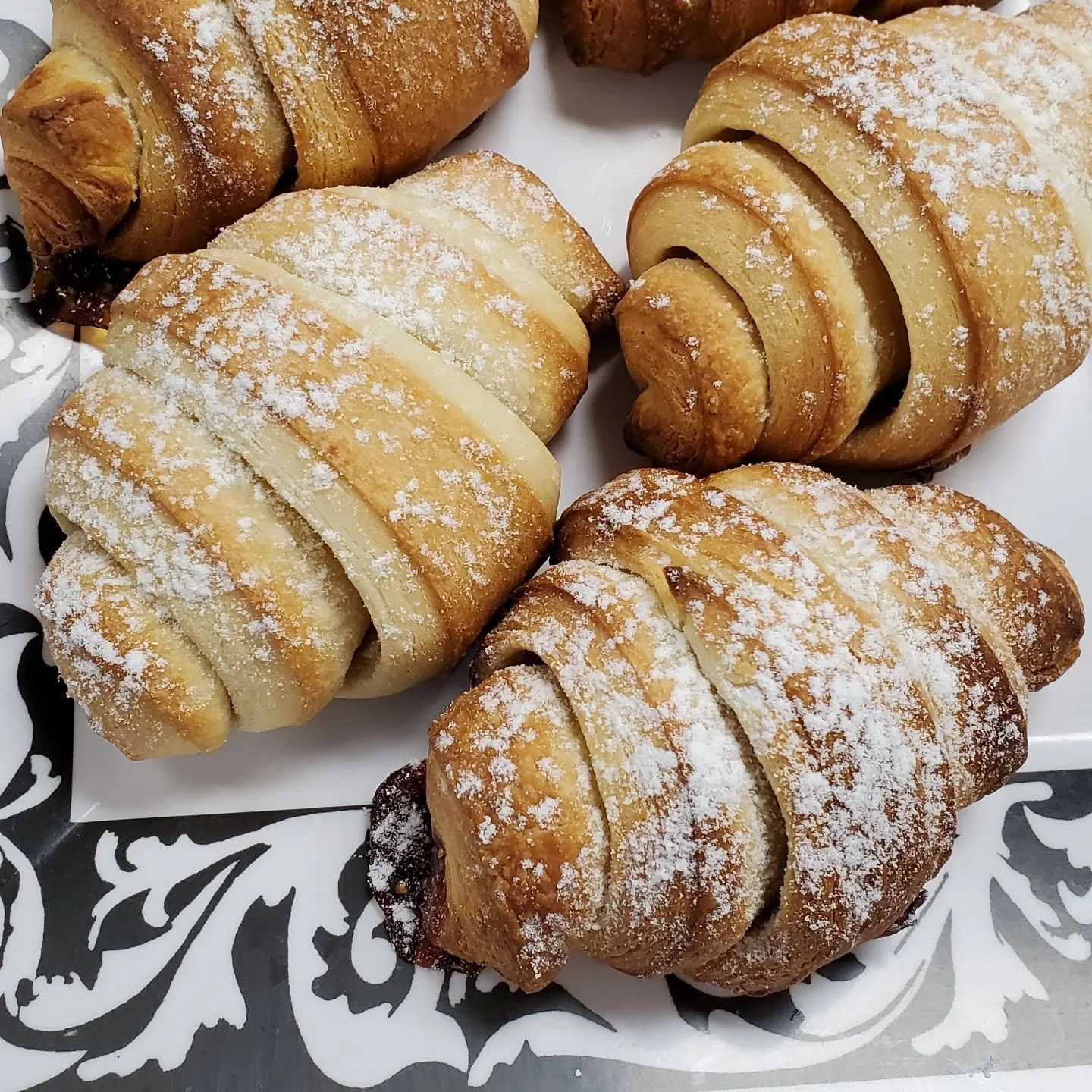 Open till 3pm today!  Offering fig cornetti again....also cinnamon rolls today and of course almond croissants!