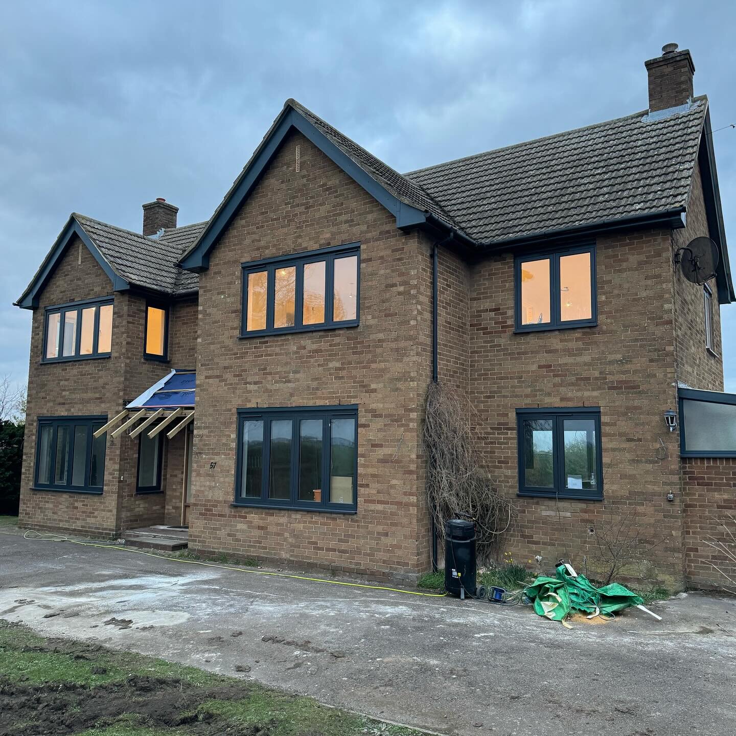 Despite challenging conditions ☁️💨 we&rsquo;ve finished the transformation of this house&rsquo;s UPVC to anthracite grey this week ✨

#upvcspraying #upvcsprayinghertfordshire #upvcsprayers