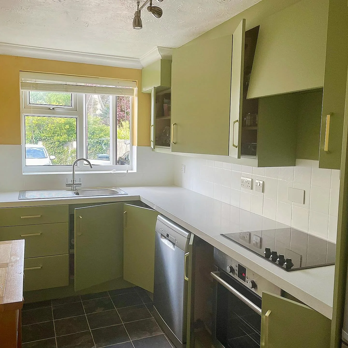 A green alternative ♻️ Respraying rather than replacing your kitchen is more sustainable with little waste ✅

Colourmatched to : &lsquo;Dried Sage&rsquo; by Dulux. 

#kitchenspraying #kitchenrespray #spraypainters