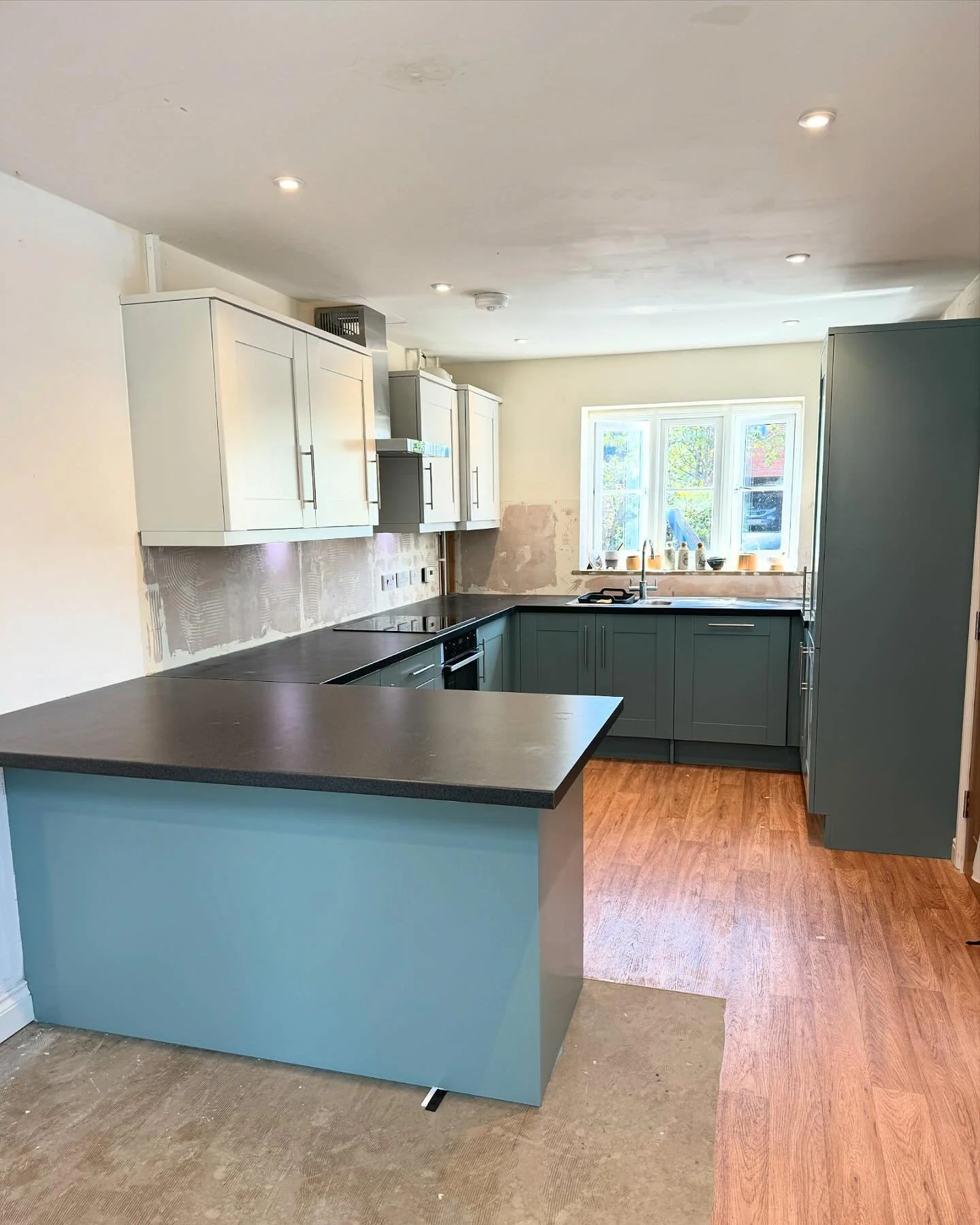 Why stop at one colour? 

Multiple colours are an easy way to add vibrancy and character to your kitchen. This customer added a breakfast bar to their kitchen during their extension, which now seamlessly part of their kitchen, saving them thousands o