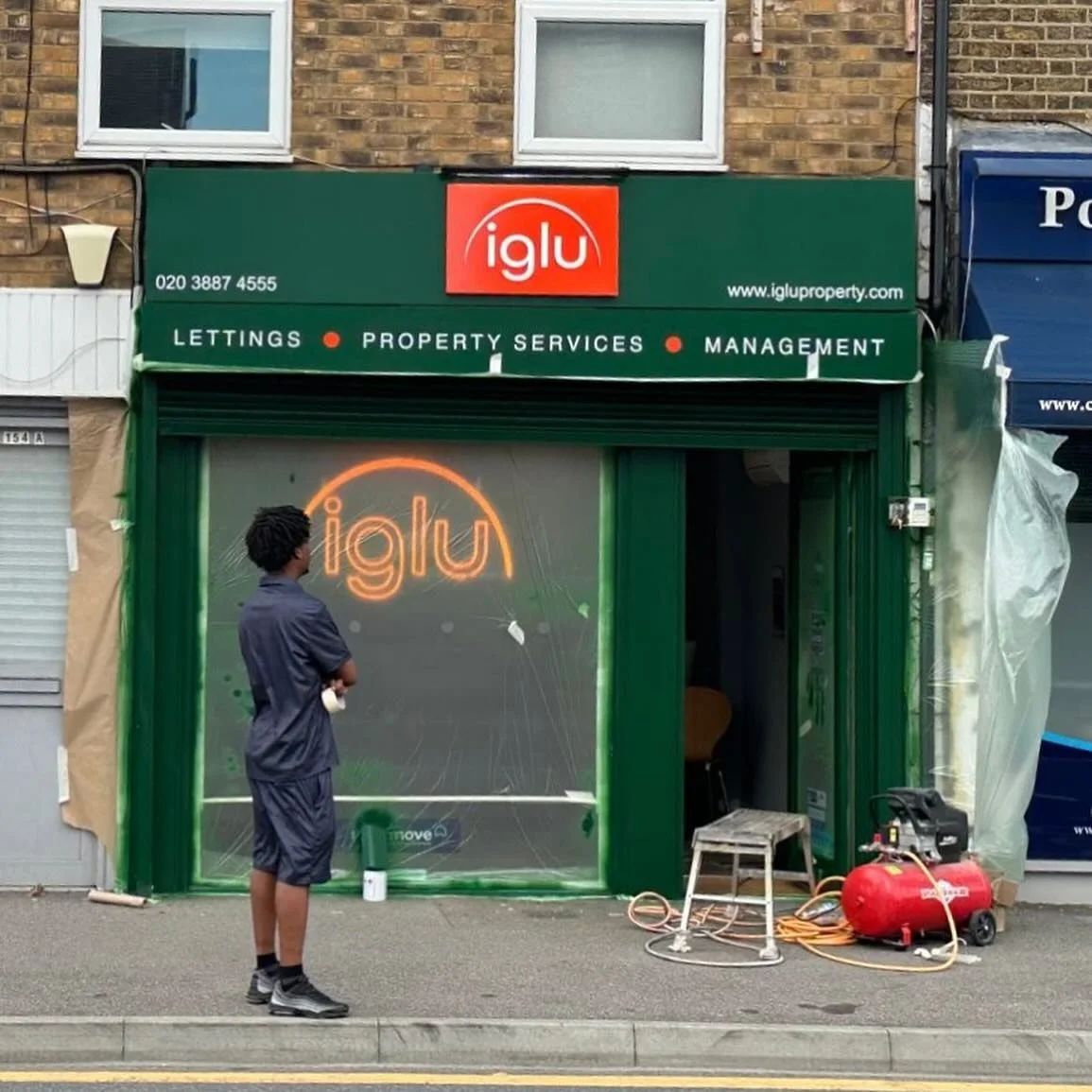 Admiring our own handiwork 🏆 We love this 📸 of Eddie taking a moment to appreciate the transformation of the shop front his team sprayed yesterday 🏬♻️

#spraypainters #
