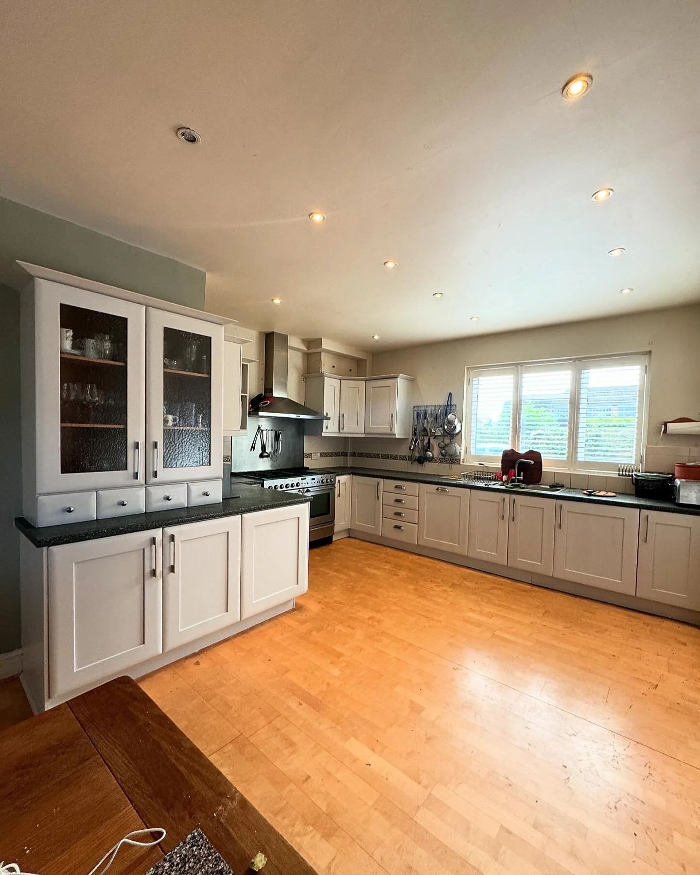 Light &amp; Bright 💫

What a difference a spray makes😍

Colour: Farrow and Ball &lsquo;Ammonite&rsquo; 

#kitchenspraying #kitchensprayershertfordshire #kitchensprayerslondon #spraypainters #ammonite #kitchenrespray #kitchenremodel #kitchenrenovati