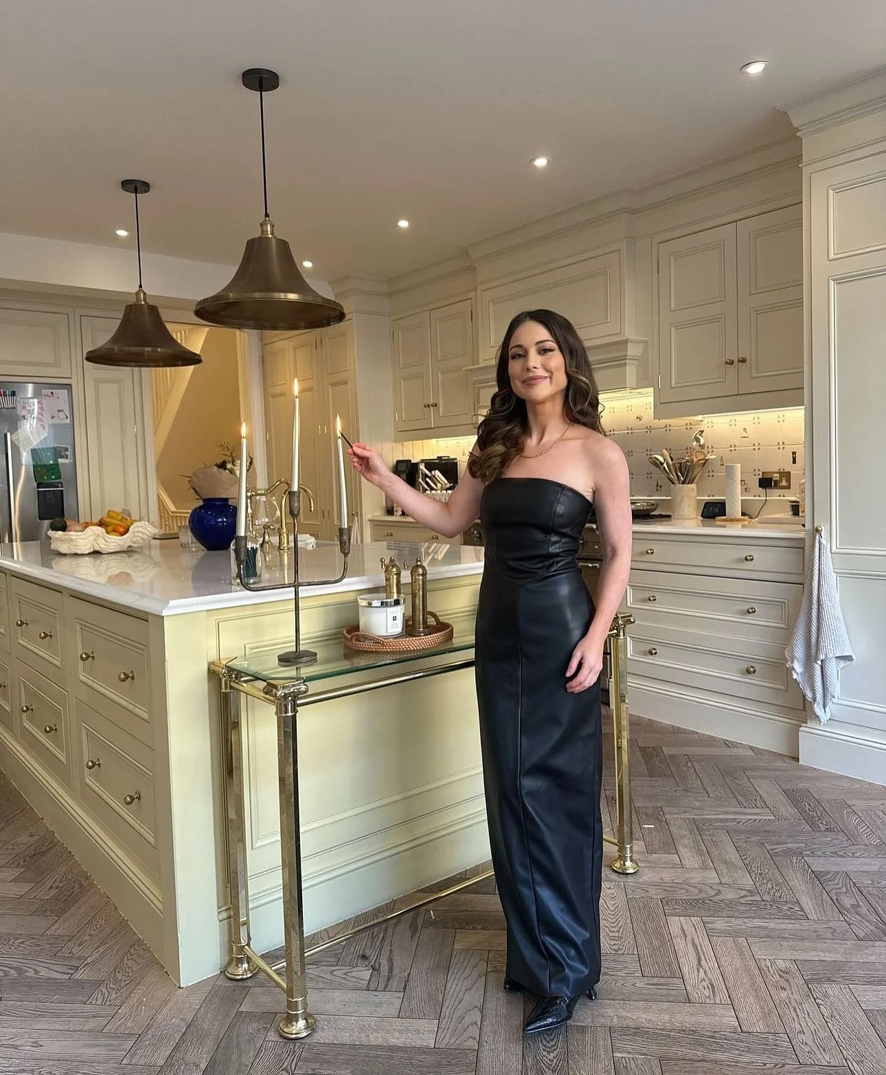 The island respray we completed earlier this year for @louise.thompson is looking dreamy this winter. 

➡️ Swipe for before ➡️

Colourmatched to &lsquo;Hay&rsquo; by Farrow &amp; Ball 💫

#kitchenrespray #kitchenspraying