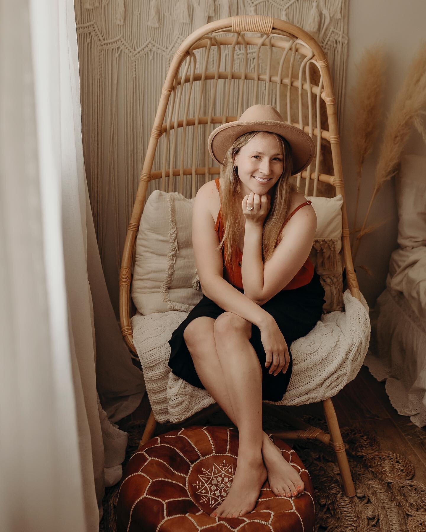 I don&rsquo;t always do &ldquo;headshots&rdquo; but when I do I prefer to do them more natural and lifestyle-no stiff poses and bland backdrops here! This gorgeous mama manages the social media for @rochesterpoppins and I worked with her on getting s