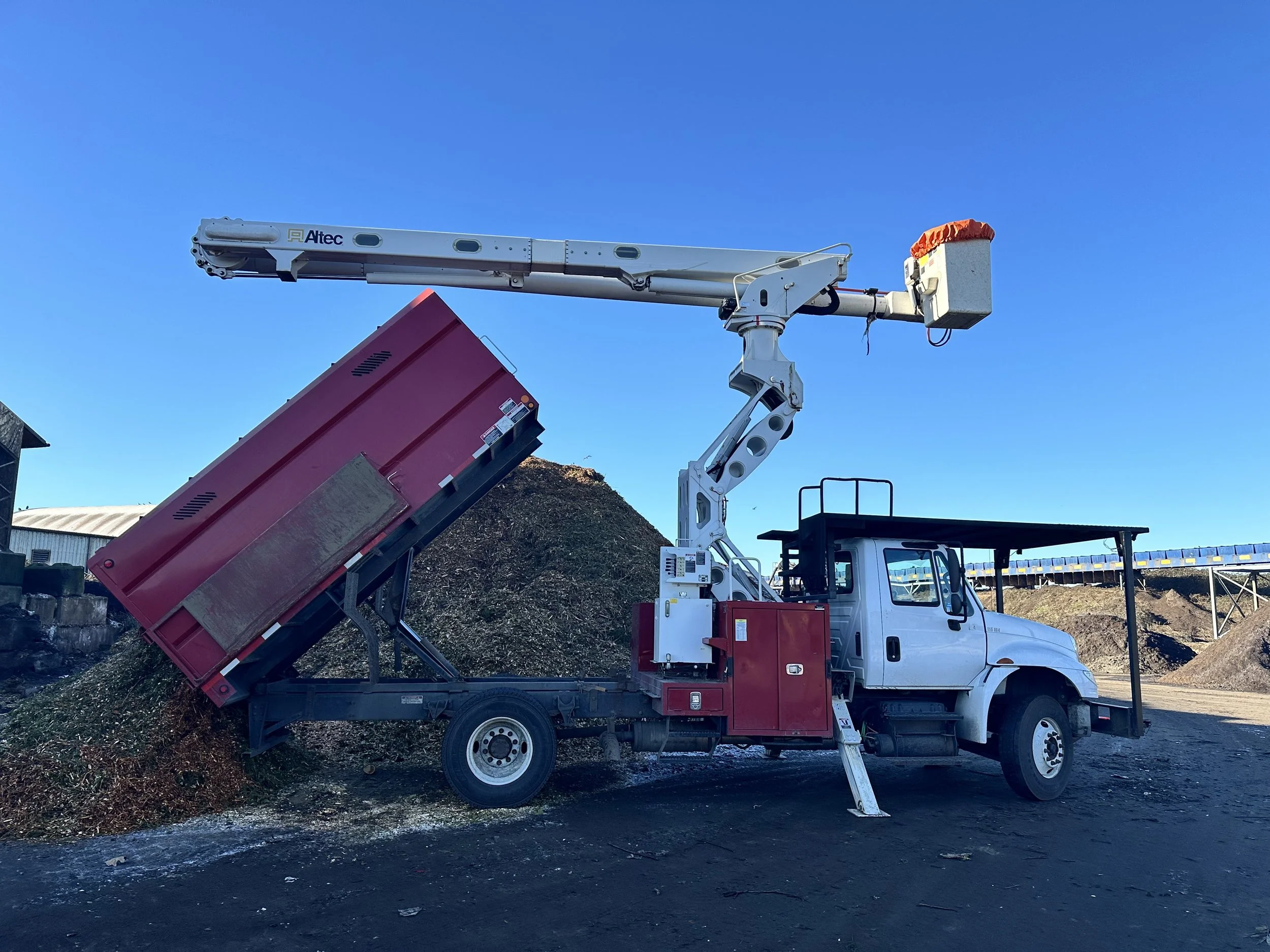 75' aerial lift truck