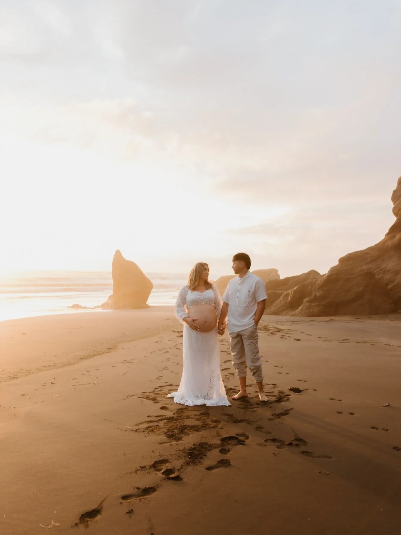 This session was full of emotions 🥺🤍 These two, and their soon to be plus one, at their favourite spot. With the skies putting on the most divine sunset for us that night 🤯✨

#maternity #maternityphotoshoot #aucklandphotographer #aucklandphotograp
