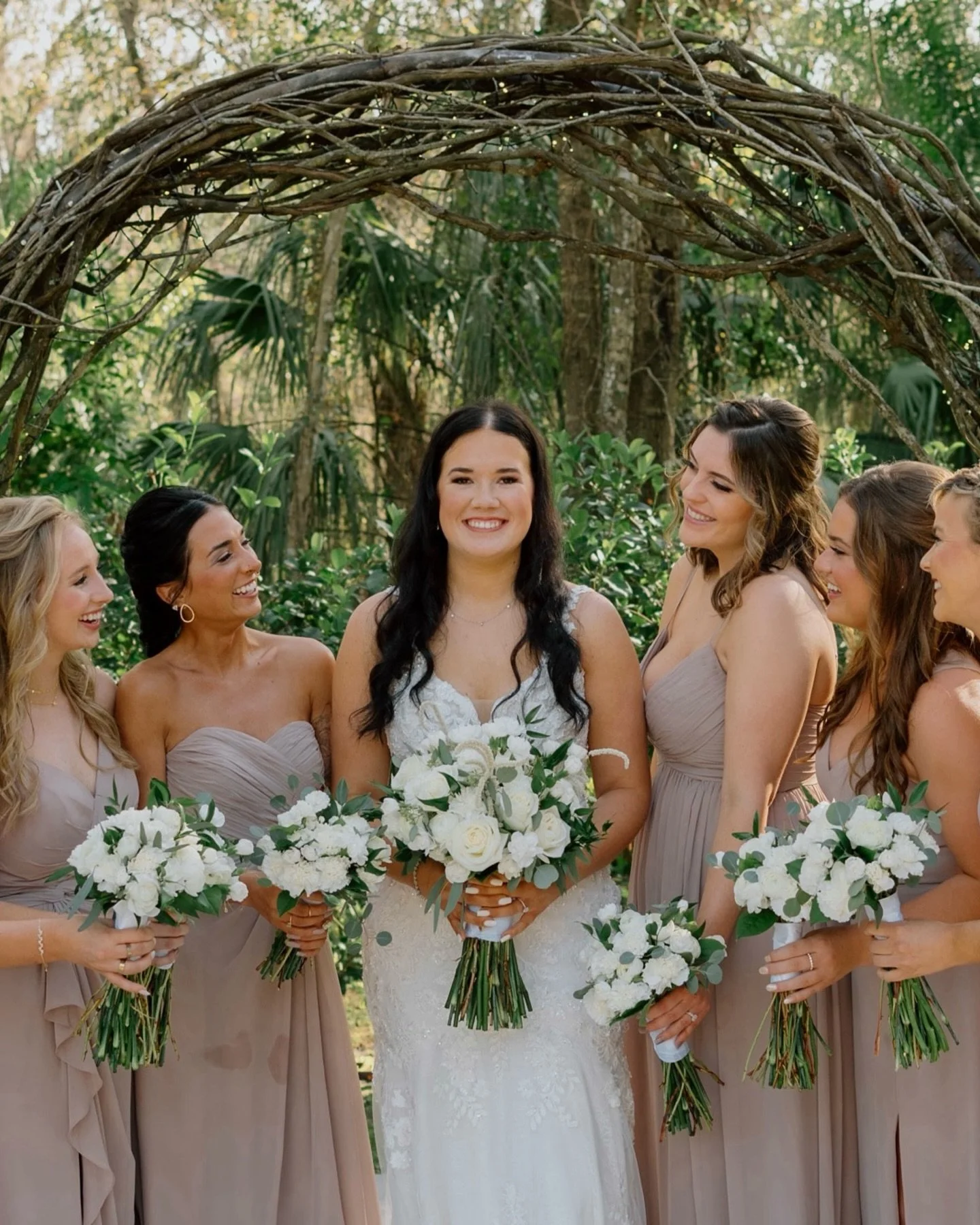 🌿💖 Shooting Braelyn + Eric&rsquo;s wedding at this breathtaking venue was pure magic. The vibrant greenery, warm golden light, and those starry Florida nights made every moment feel so special. 🕊️💍

#bakersranchwedding #tampawedding #tampawedding