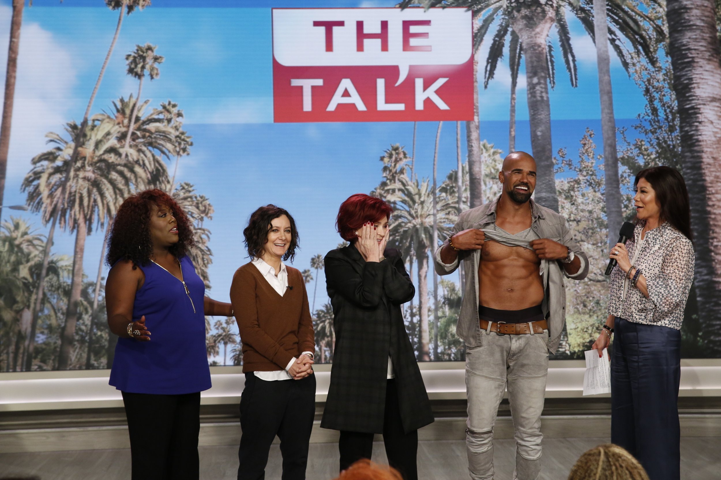  Moore shows off his six-pack on  The Talk , with Sara Gilbert, Sharon Osbourne and Julie Chen ( photo: Cliff Lipson/CBS ©2017 CBS Broadcasting, Inc. All rights reserved ).  