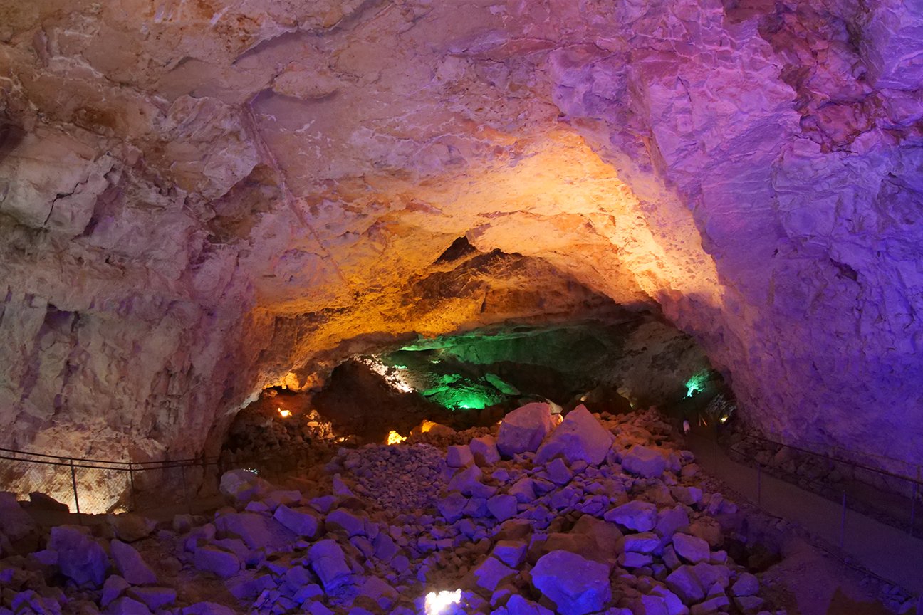  Wander through the Chapel of the Ages at Grand Canyon Caverns ( photo courtesy Grand Canyon Caverns ). 