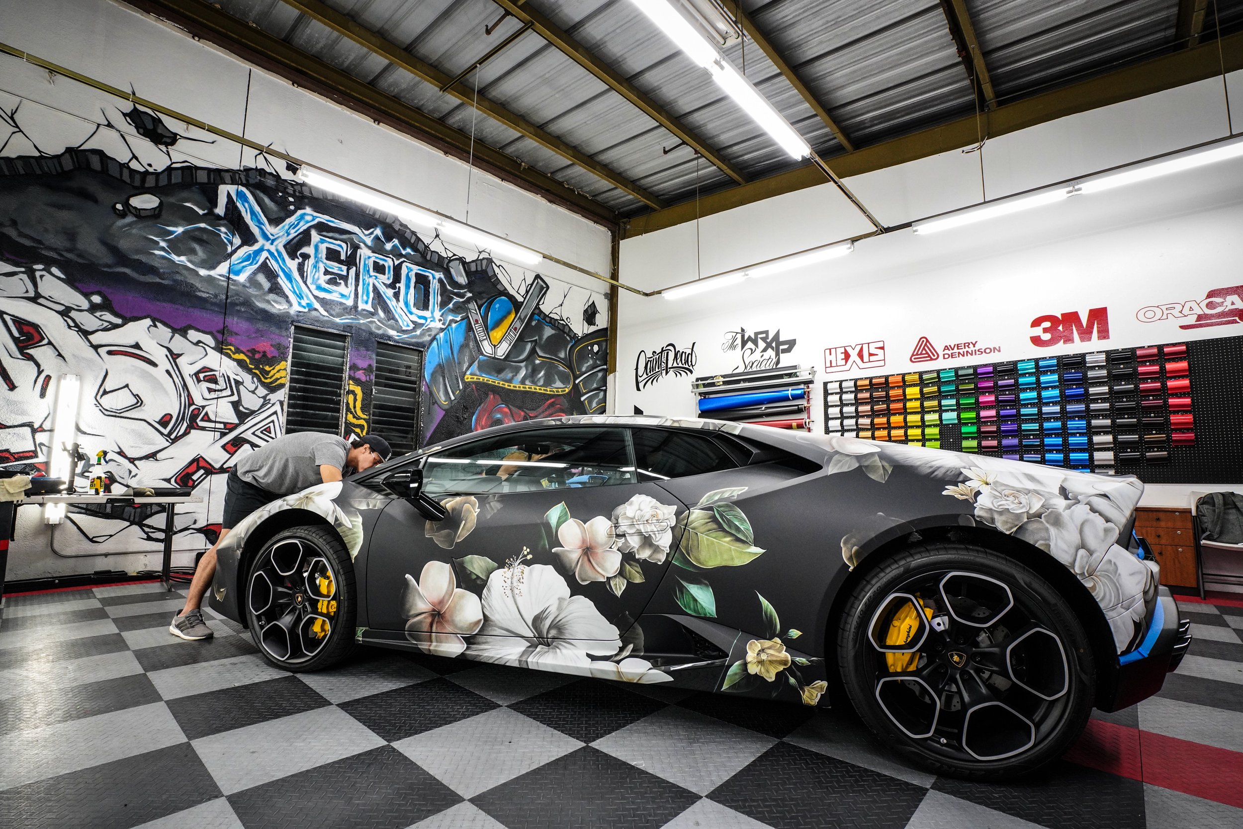  A floral theme art wrap on a Lamborghini Huracan for Festa Italiana Hawai‘i ( photo by Jesse Yonover ). 