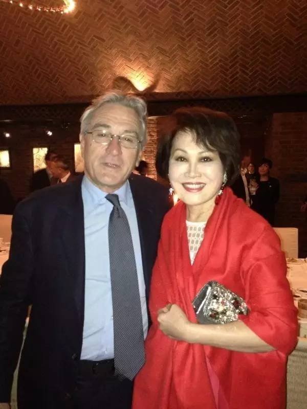  Kan with Robert De Niro.   Photo courtesy Yue-Sai Kan  