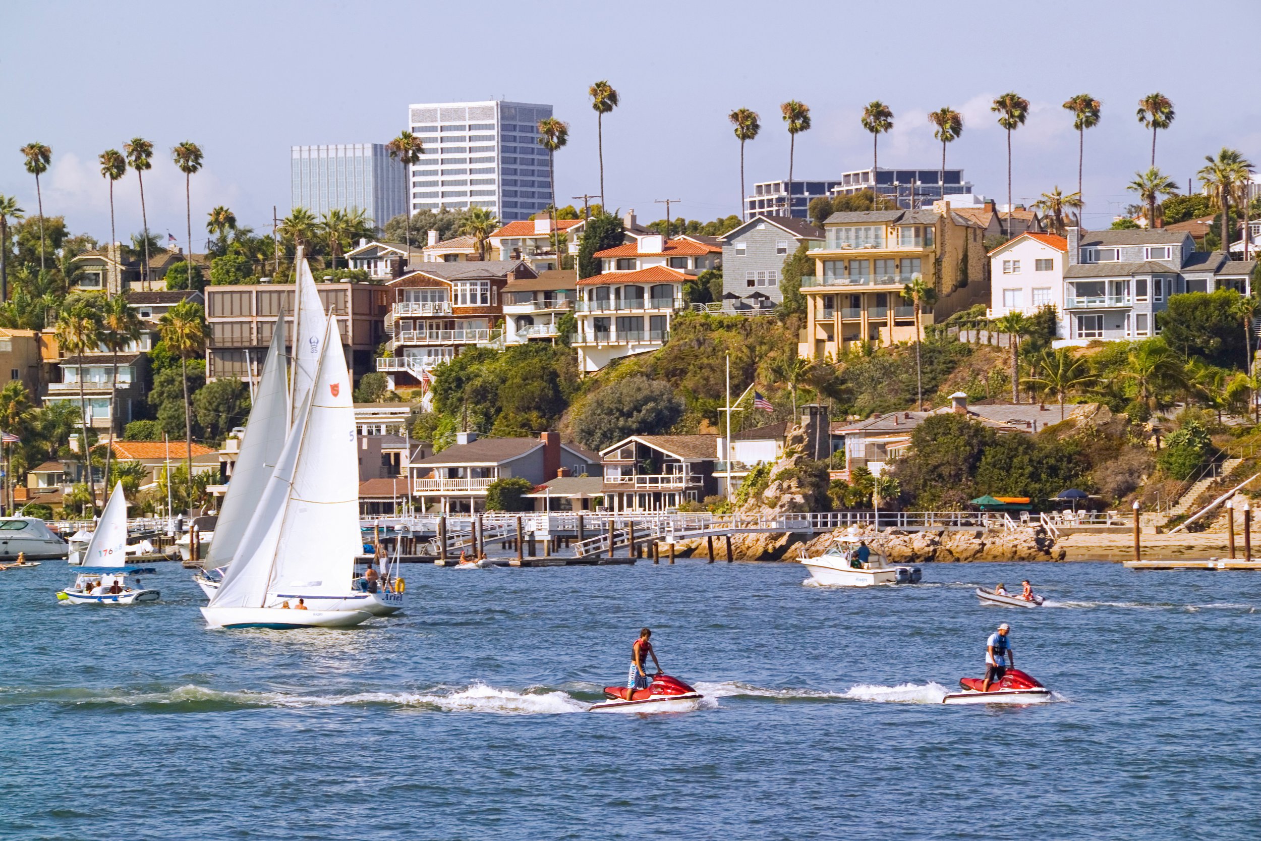  Comparing Hawai‘i to Newport is apples to—well, Orange County. The California town offers a totally different take on the sun-surf-swim agenda, with an emphasis on boho style, boardwalks, bicycling and boating.    Photos courtesy Visit Newport Beach