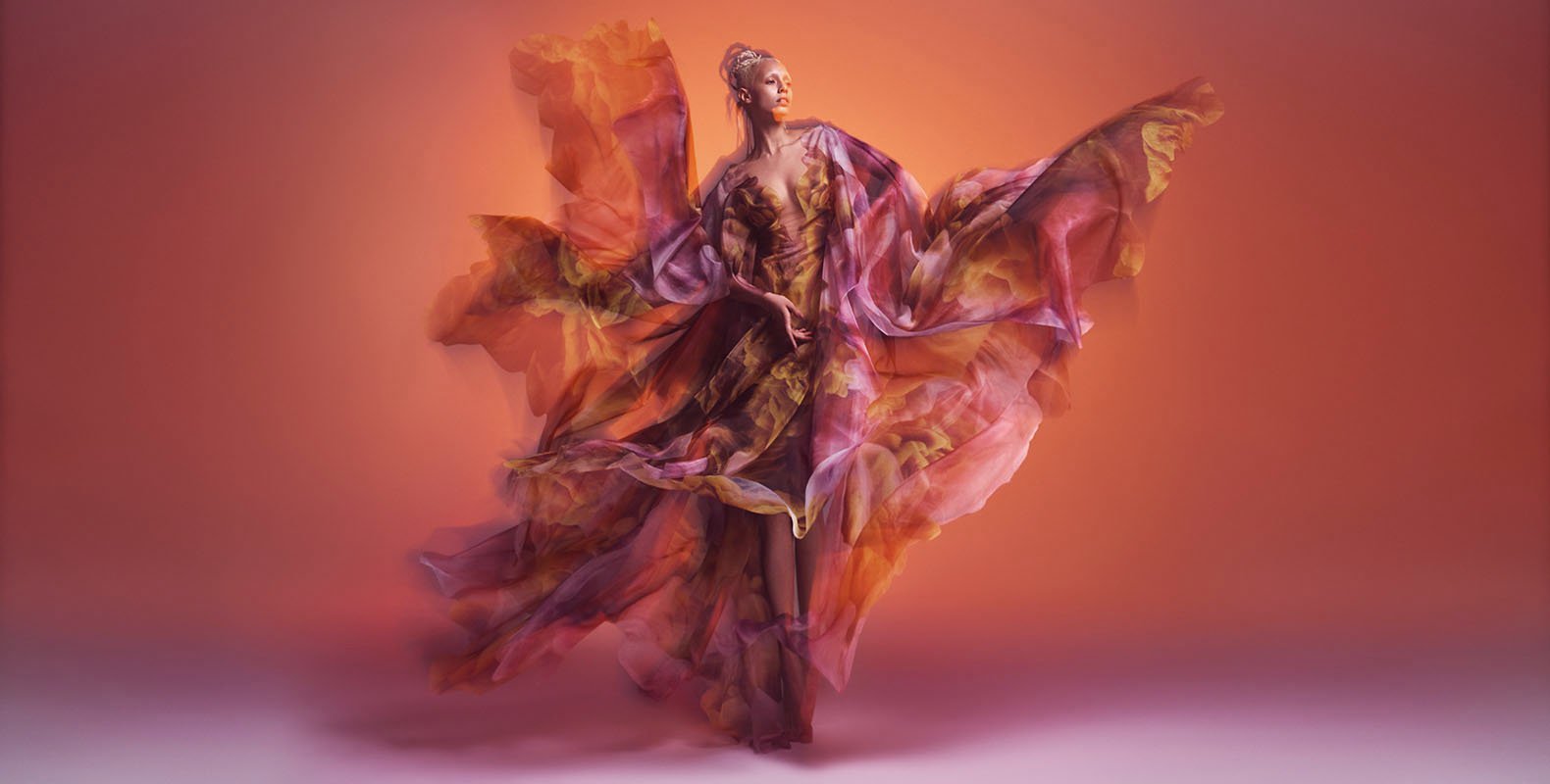  ”Iris van Herpen. Sculpting the Senses,” Cosmica Dress, in collaboration with Kim Keever (print) Shift Souls Collection 2019   Photo courtesy Musée des Arts Décoratifs © MAD Paris  