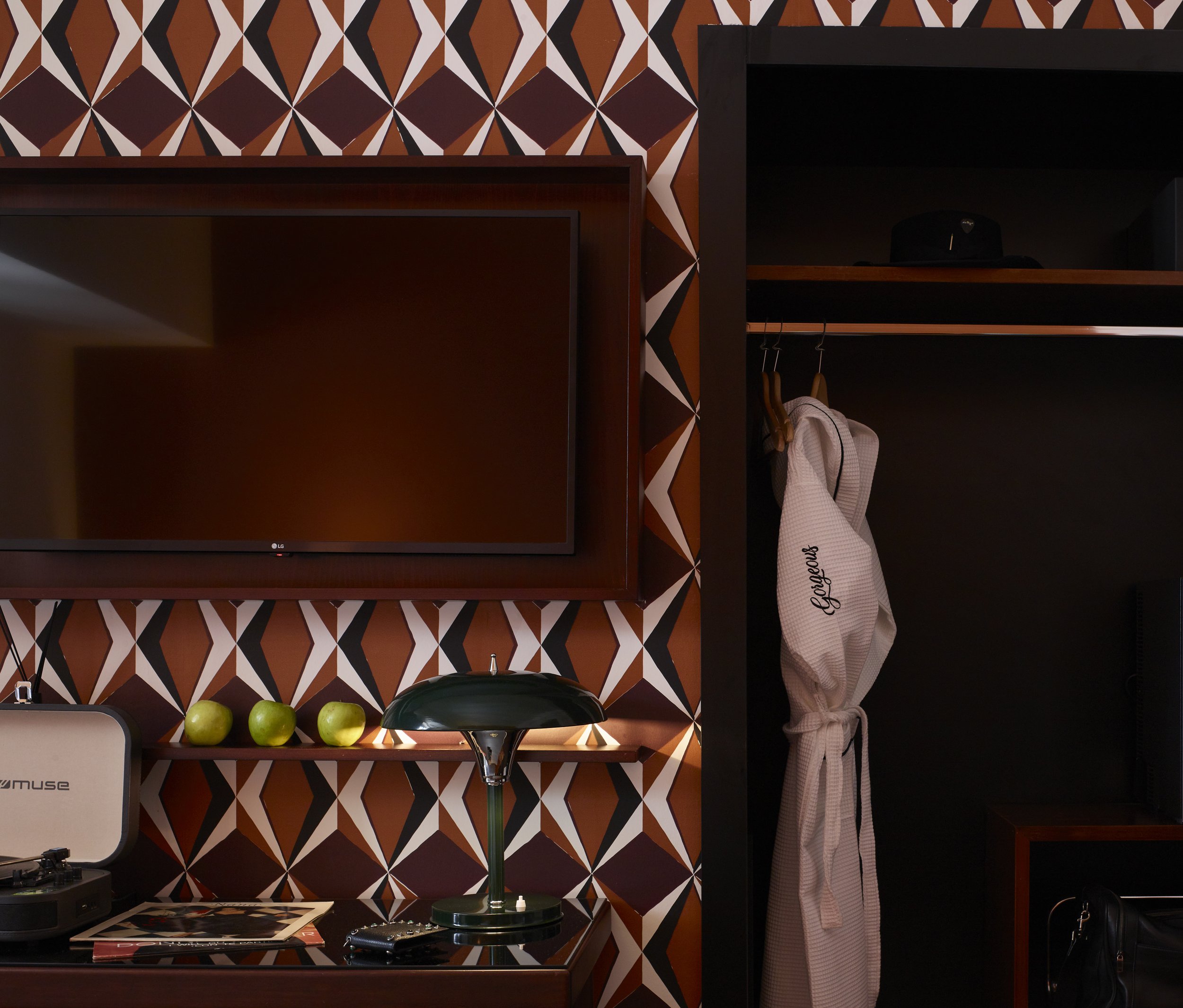 Brown Acropol48155 1.jpg