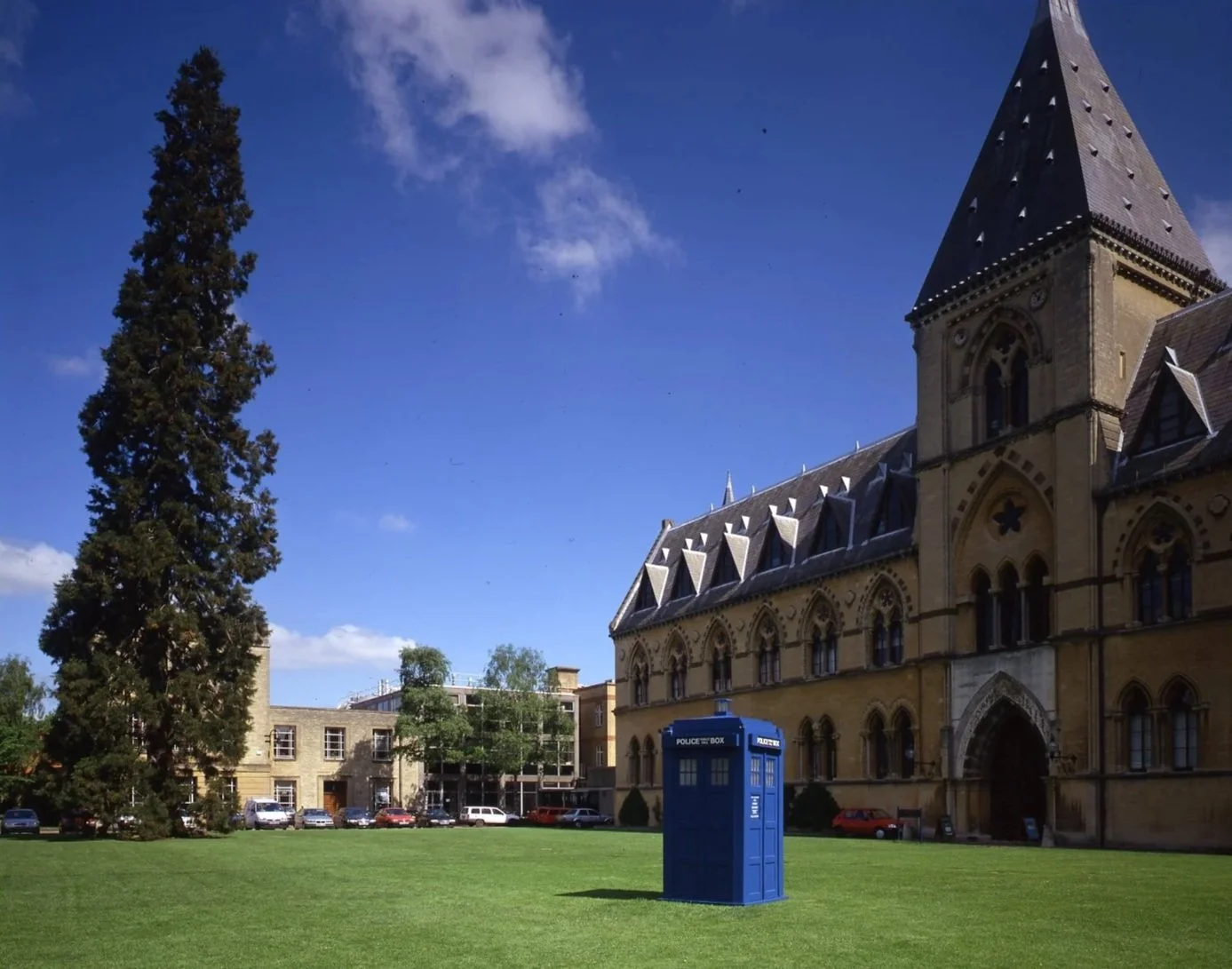 Mark+Wallinger%2C+TARDIS+%28Oxford%29+view+1+transp%2C+Oxford%27s+Museum+of+Natural+History.jpg