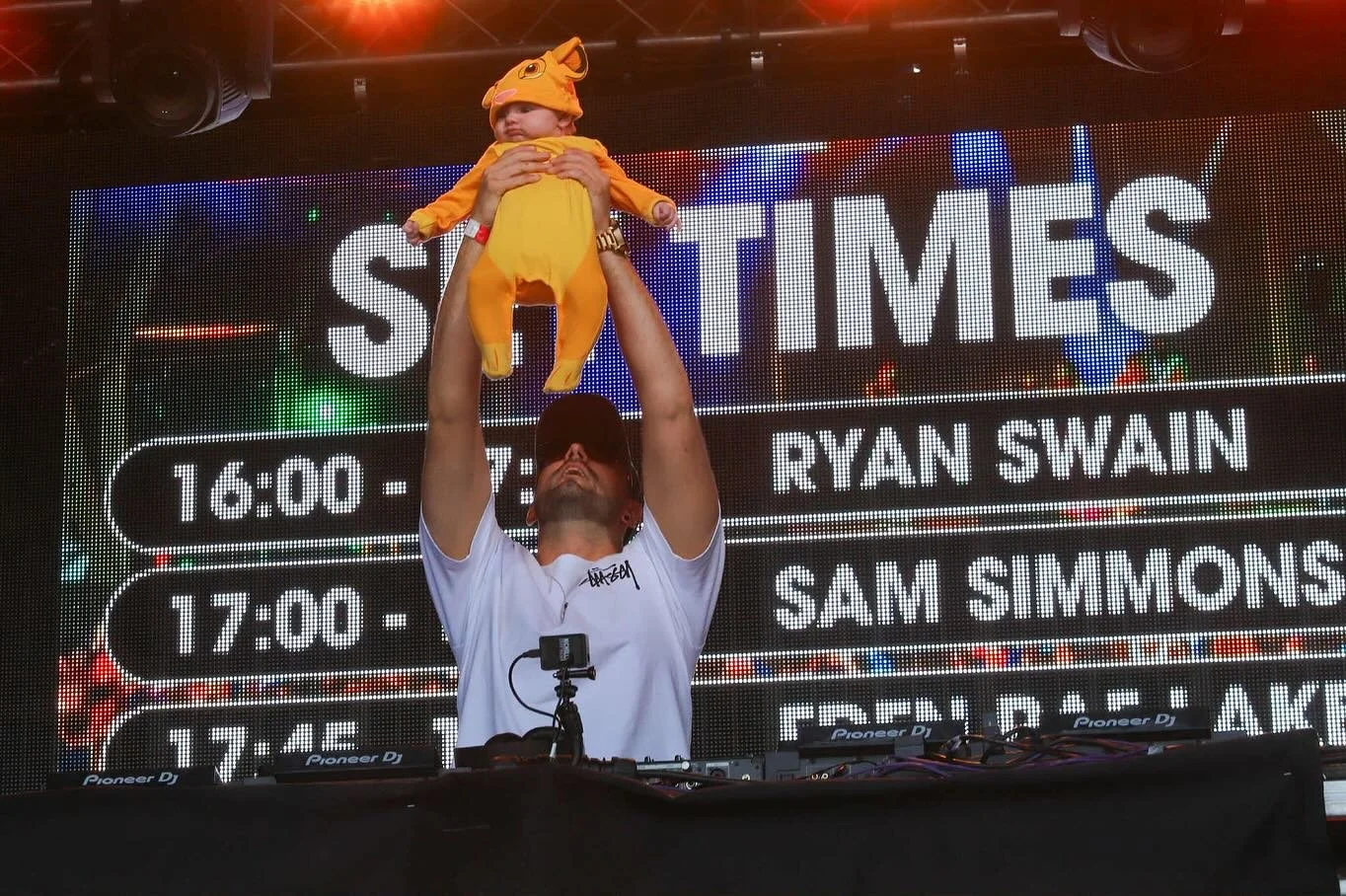 🦁✨ Throwback to the summer&hellip; when I had the ultimate Lion King moment bringing my baby son Zayn out as Simba at Ella Henderson&rsquo;s homecoming show in Cleethorpes! 🍼🎤💛

Under the spotlight, in front of thousands, I lifted him high just l