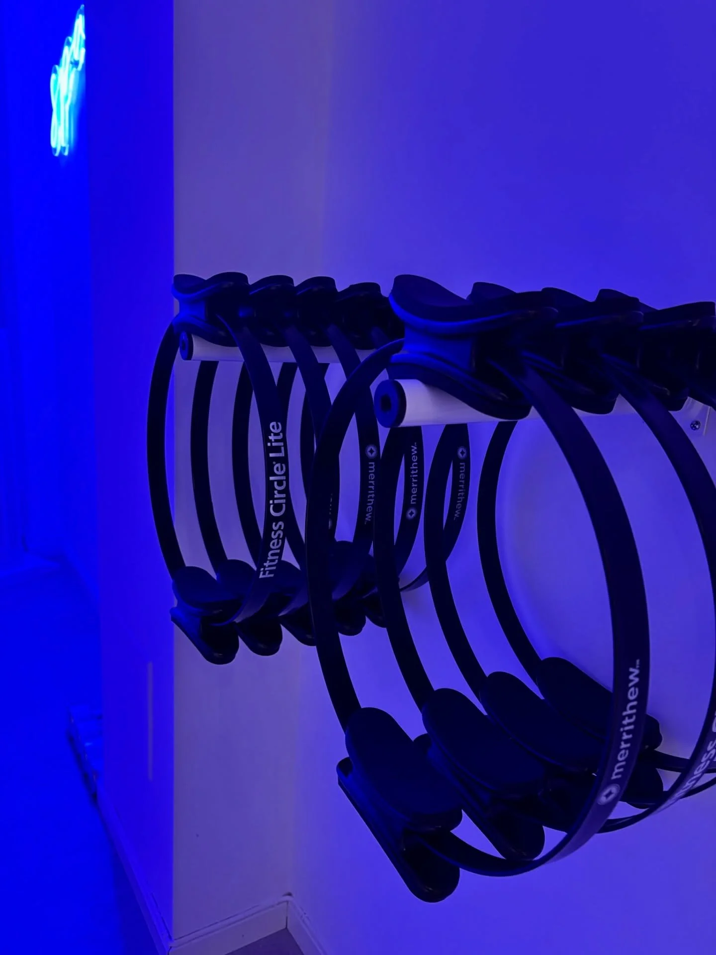 ✨ Magic circle love ✨
🌶️ Spicy 
We know it burns the inner thighs but there’s a lot more… let’s get into what’s really happening 🤓
🤍 Abdominals (transverse + obliques) work overtime, stabilising the trunk
🤍&n