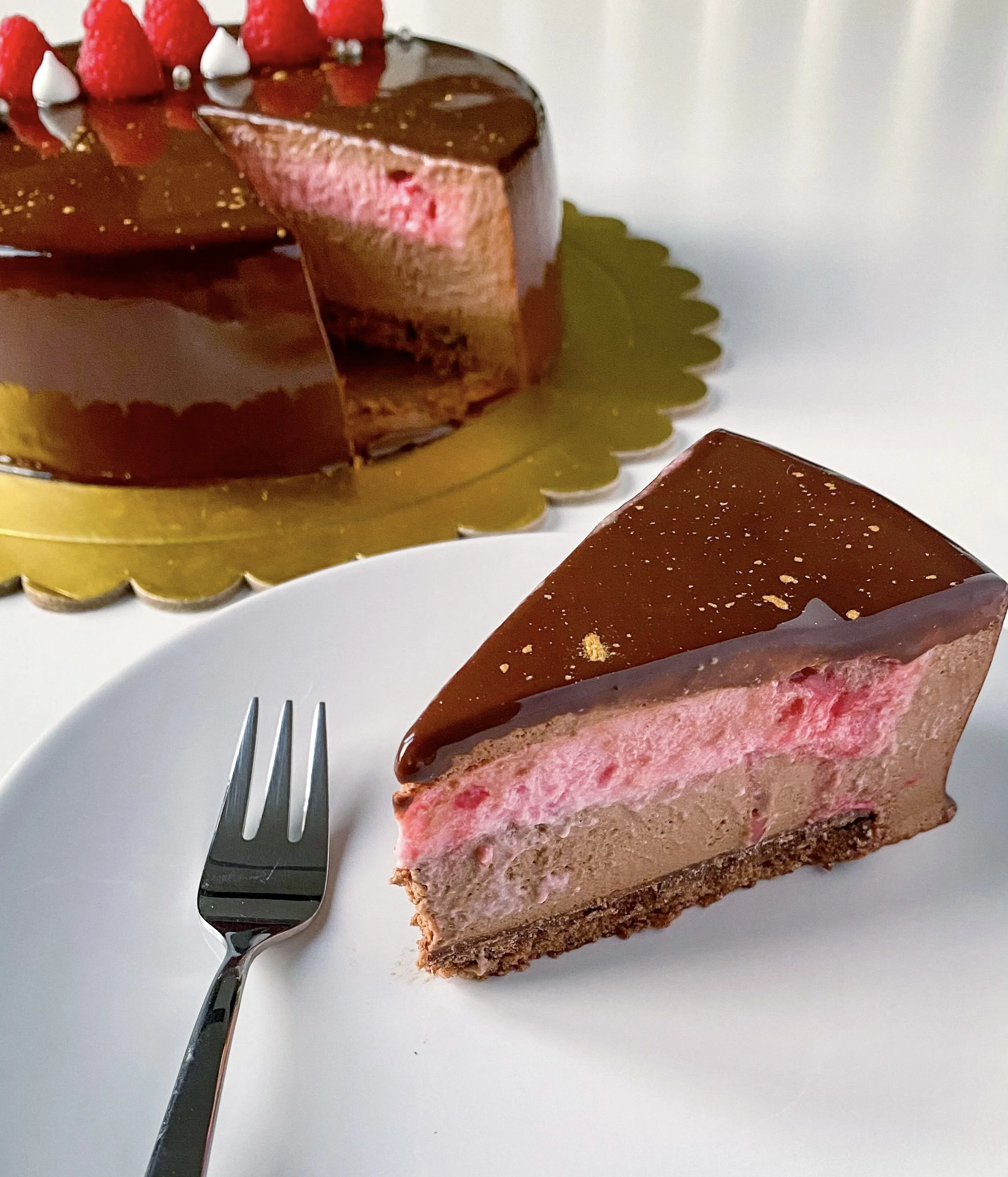 Torta Moderna Con Glassa A Specchio Cioccolato E Lamponi Color Lampone torta-moderna-con-glassa-a-specchio-cioccolato-e-lamponi-color-lampone