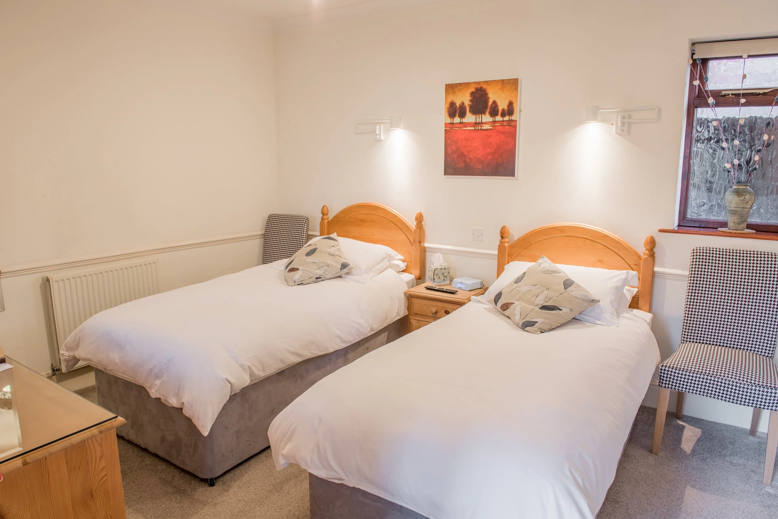 An image of twin beds in a room at Lattice Lodge ipswich