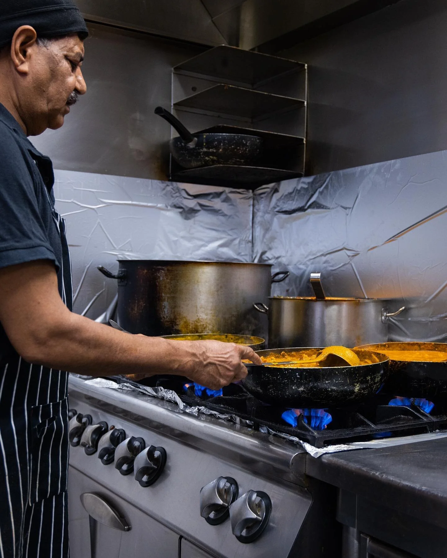 Handmade with love 🤍 - Wenn indisch dann In-Dish 🤝🏼 Unsere K&ouml;che kombinieren langj&auml;hrige Erfahrung mit moderner indischer K&uuml;che 🥘
.
.
.
.
.
.
.
.
.
.
#wennindischdannindish #indishmalanders #indianfood  #restaurant #vegan #freshfoo