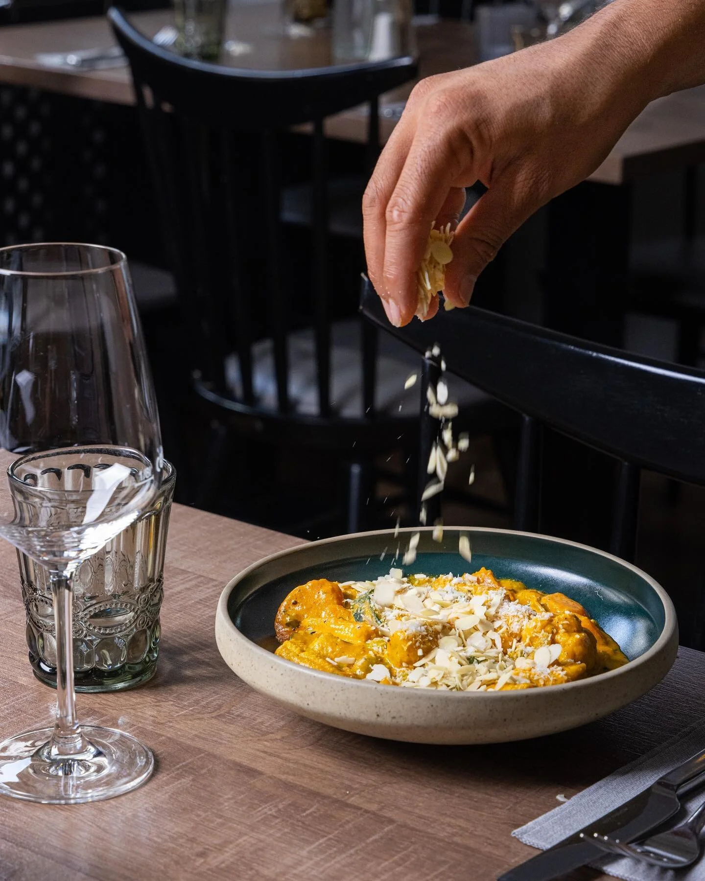 Murgh Malai, ein weiterer Klassiker aus unserer Speisekarte 🥘 - Saftiges Huhn aus dem Tandoor in Cashew-K&auml;se-Marinade in cremiger Khoya, Pfeffer-Curry-Sauce, verfeinert mit Safran-Roghan 🤍
.
.
.
.
.
.
.
.
.
#wennindischdannindish #indishmaland