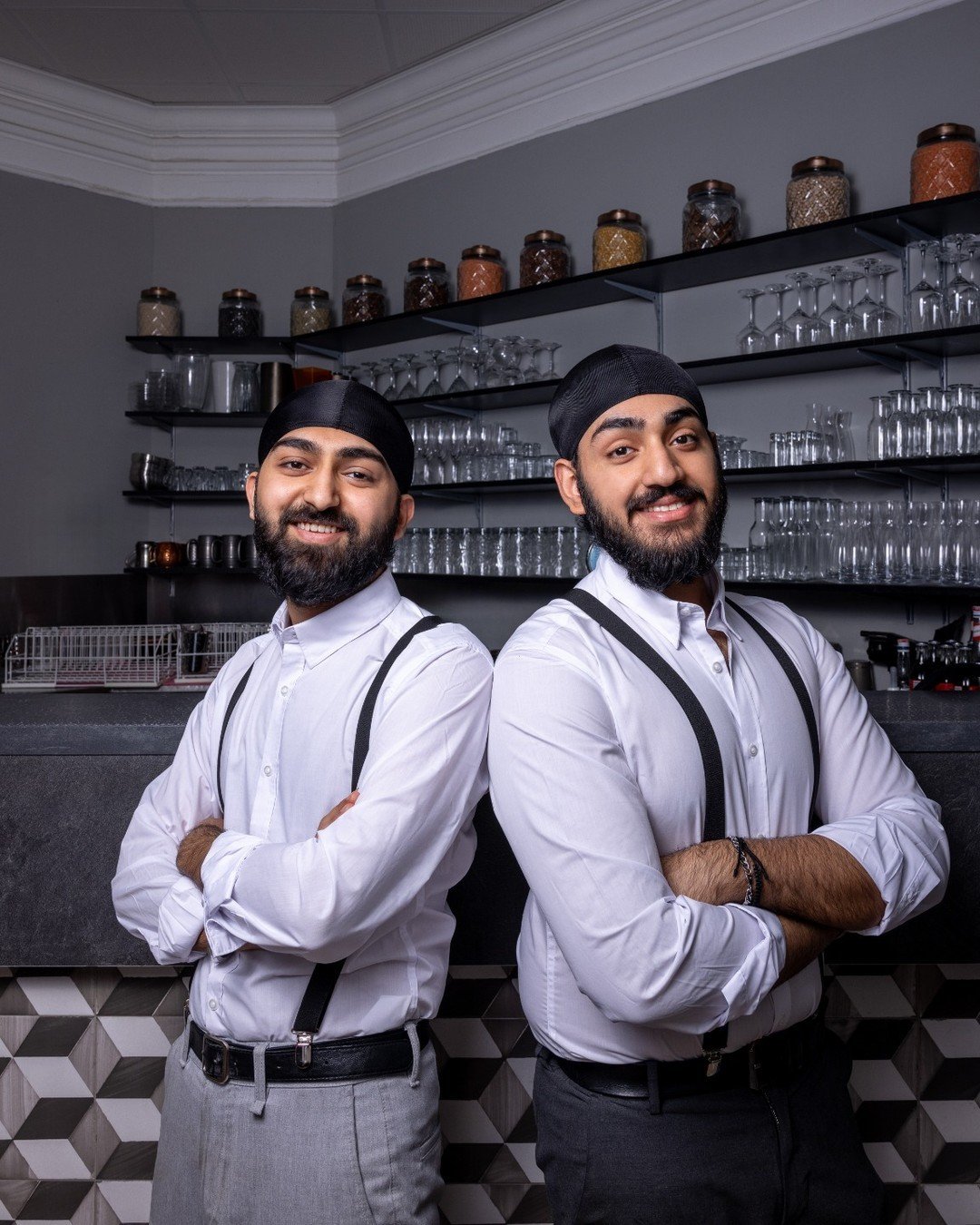 Unsere Barkeeper freuen sich schon auf den heutigen Abend! 🍸 - Kennst du schon alle unserer leckeren Cocktails?

#bar#barkeeper#cocktails