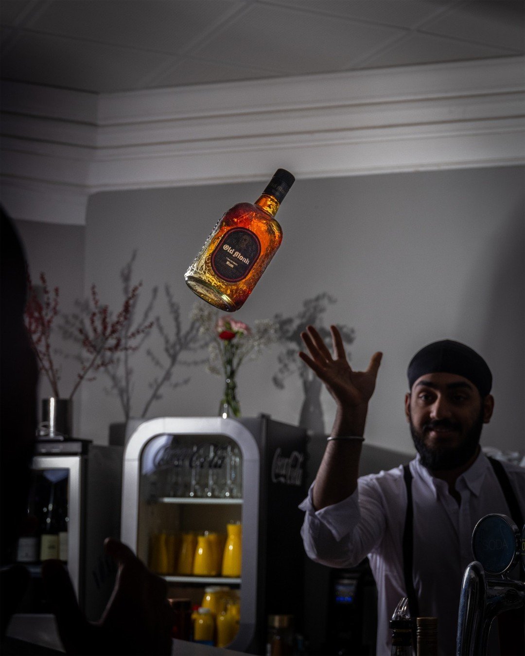 Auch wenig Spa&szlig; bei der Arbeit muss sein! 🫢 - Zum Gl&uuml;ck hat unser Barkeeper die Flasche auch gefangen 🍾

#rum#fun#barkeeper#bar#drinks#restaurant#indianfood#indiandrinks#india