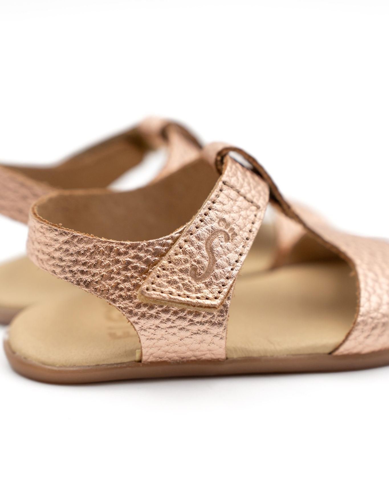 &iexcl;Es tiempo de brillar! ✨ Deja que tu peque se calce estas sandalias metalizadas tan bonitas y que disfrute brillando bajo el sol de la primavera ☀️🌸

🔵 MOD: Tucson Nude
🟢 REF: 190 - H
🟡 Tallas disponibles: 18 - 26
&middot;
&middot;
#nens #f