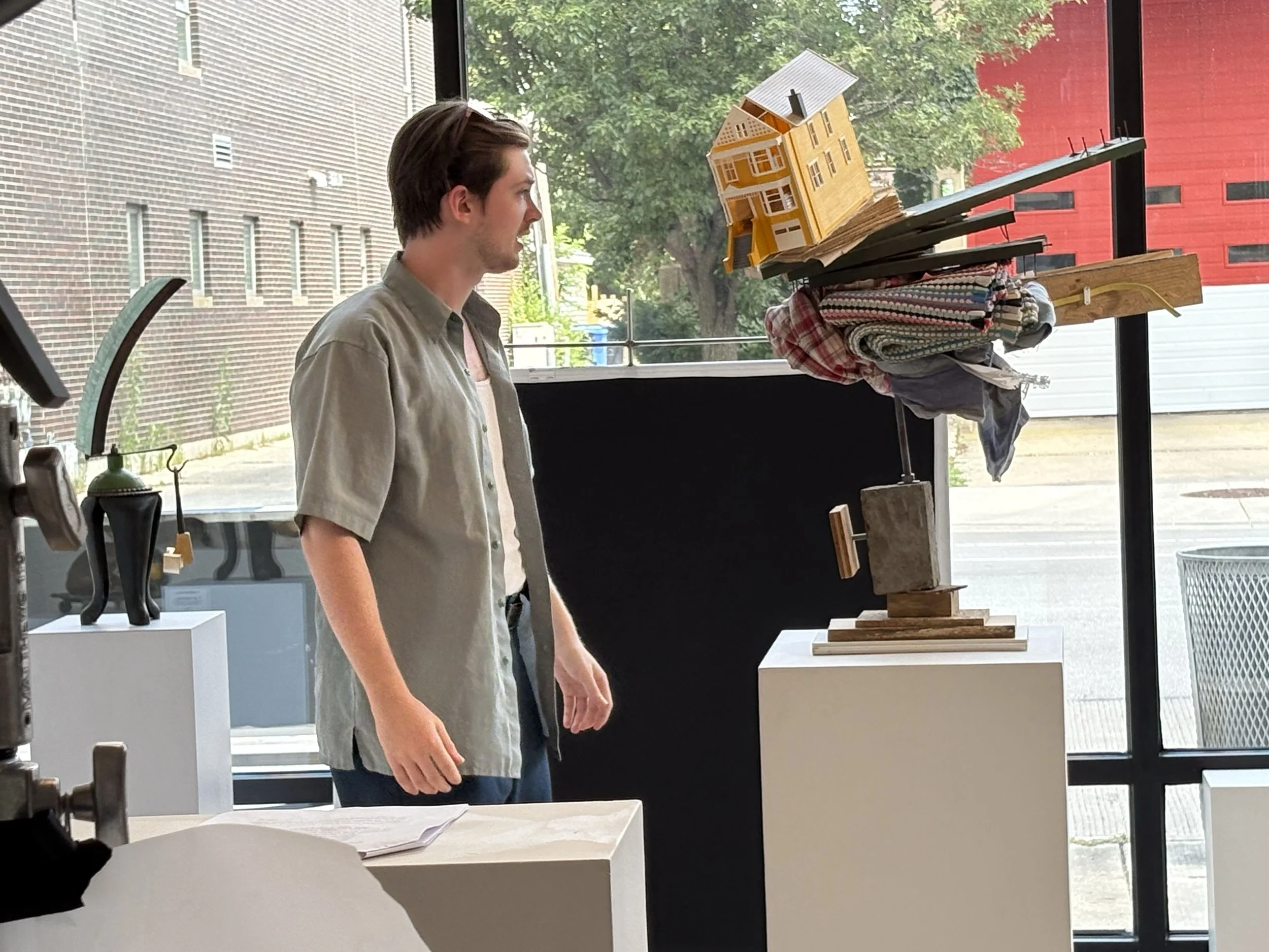 Chris Wubbena, "Steven", Sculpture with monitor, Dimensions variable