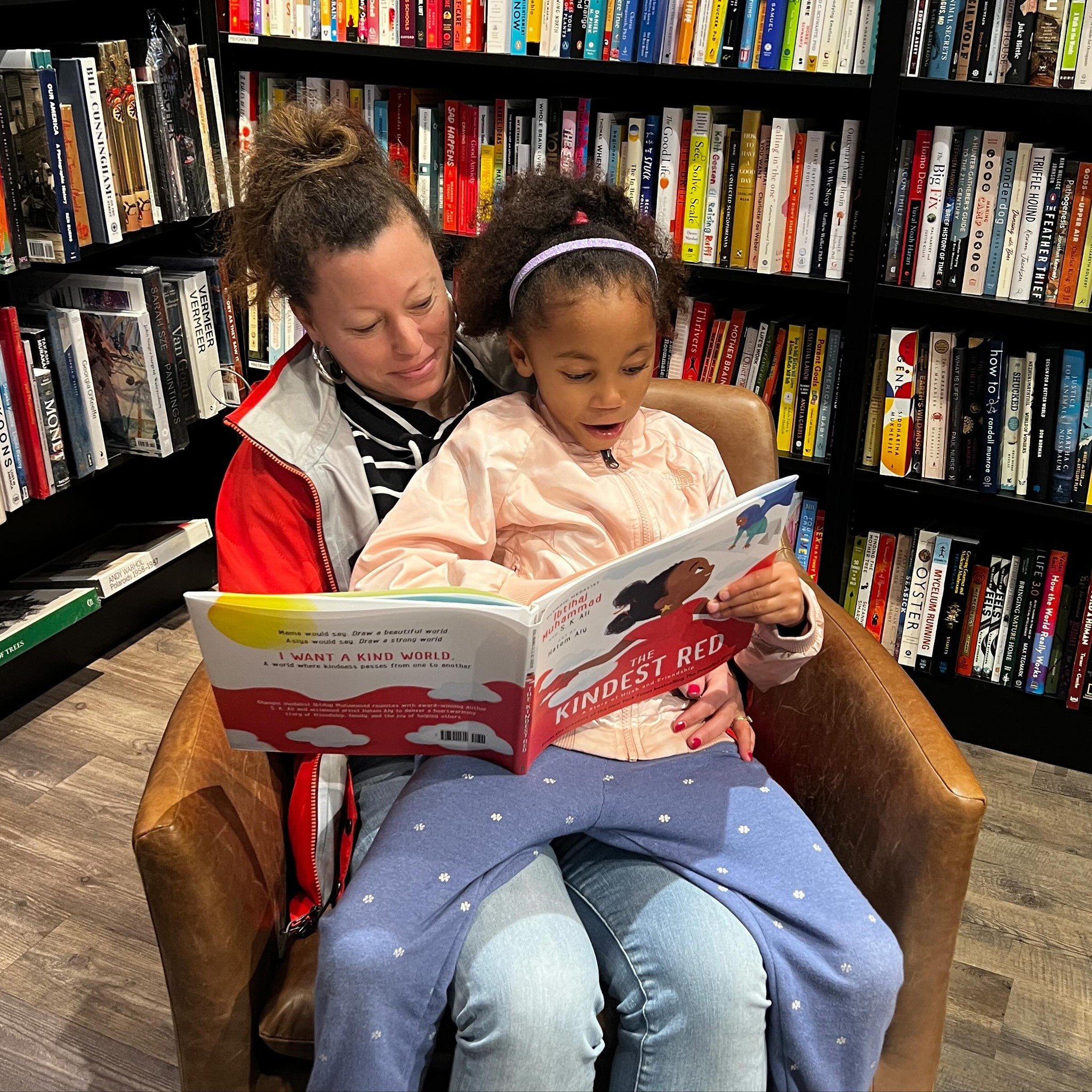 Six-year-old Sloane reading &lsquo;The Kindest Red&rsquo; by @ibtihajmuhammad and @skalibooks to mom. We love capturing these sweet family moments like these! ❤️

#family #loveofreading #bookstagram #indiebookstore #newtonma #chestnuthillma #shopthes