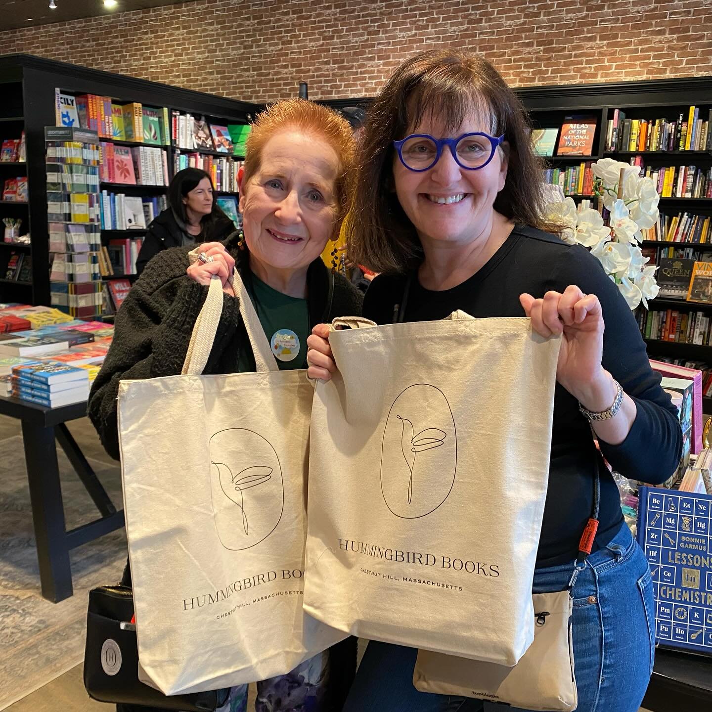We had a great time celebrating #IndependentBookstoreDay with you! There were plenty of treats, and many booklovers completed our scavenger hunt. Thank you for supporting @hummingbirdbookstore! 📚❤️

#indiebookstoreday #shoplocal #womanowned #communi