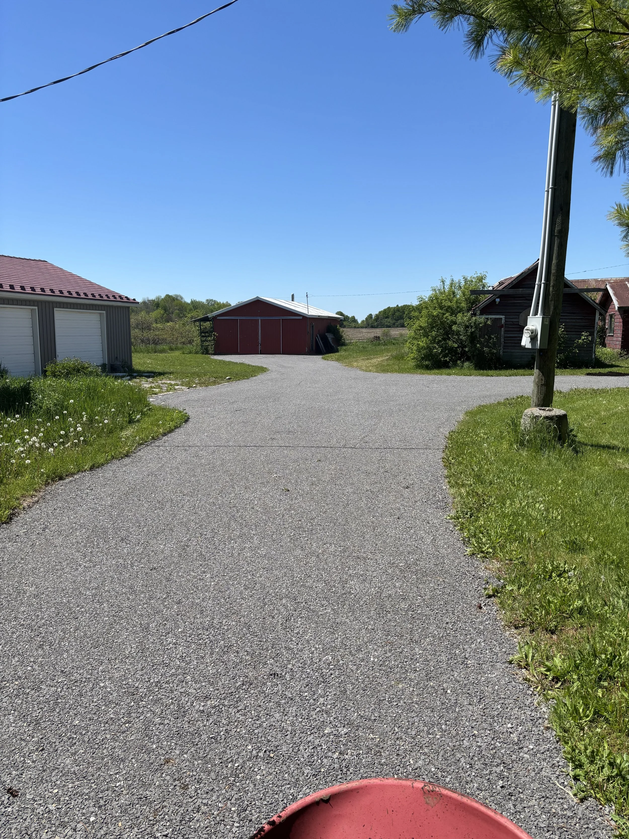 We love gravel driveways with lots of curves. We removed 70 tonne of overgrowth from this project and brought this gravel driveway back to life!