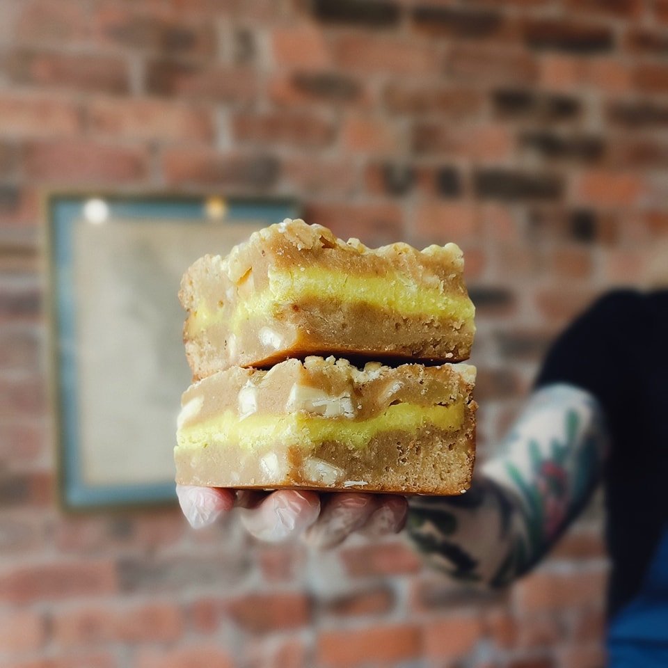 🌼 The perfect treat for spring 🌼 

These White Chocolate &amp; Lemon Meringue Blondies are thick, gooey &amp; zingy 🍋

Freshly baked by @patacake_derby 

Get your coffee &amp; cake from 8am! ☕

#cake #coffee #blondie #lemon #local #buxton #peakdis