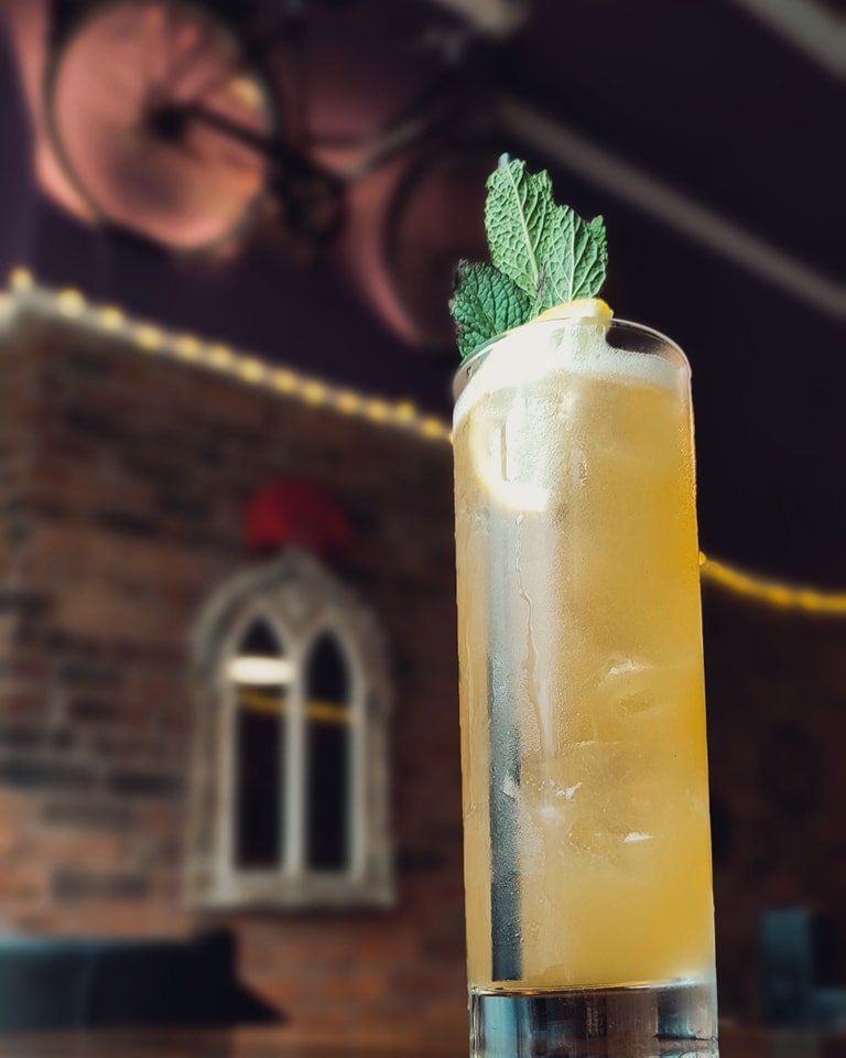 🐝 BEE'S TEA PARTY 🐝

Earl Grey Tea | Gin | Fresh Lemon | Honey 

Fancy a boozy iced tea in the sunshine? Join us for 2 for &pound;15 cocktails every Thursday!🍹

#cocktails #icedtea #earlgrey #gin #buxton #derbyshire #summer