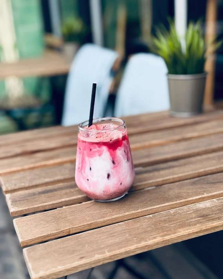 ๐ง Your NEW favourite iced drink ๐ง
Iced coffee? Iced Matcha?
How about Iced Pink Chai ๐ฉท
Imagine all the warming chai spices you love with the rich sweetness & benefits of beetroot. Plus the amazing colour! ๐ซ๐ซ๐ฅฅ
We simply shake it up with