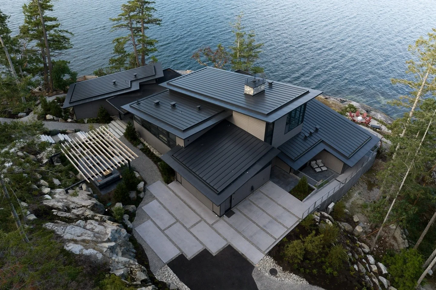 Throwing it back to this incredible coastal property we landscaped a few years ago! This project was all about clean, modern geometry that respects the rugged environment.

We integrated massive slate pavers and stepping stones to guide you from the 