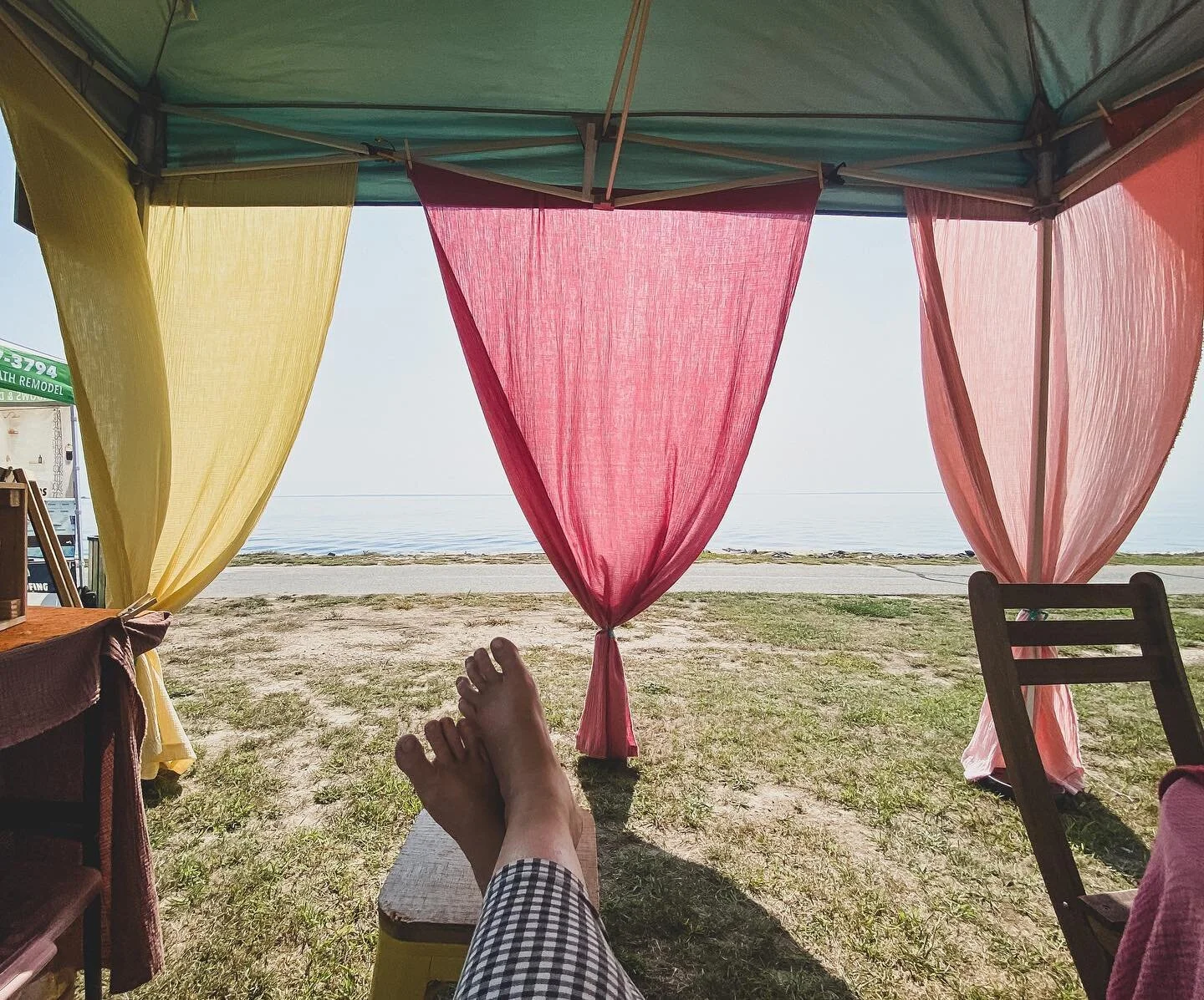 I had an amazing view from my henna tent today. The ocean wrapped around it for about 180 degrees. The color of the day was pink. I had pink shades and a pink dress, pink on pink tablecloths and of course pink fabric panels. There is something really