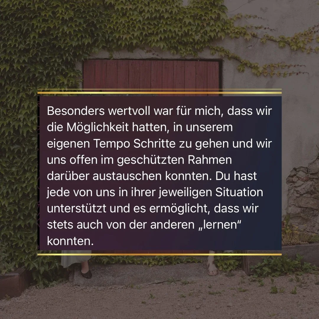 Text auf einem dunklen Hintergrund, das über einem Garten mit einer Mauer und bewachsenem Gartenzaun liegt.