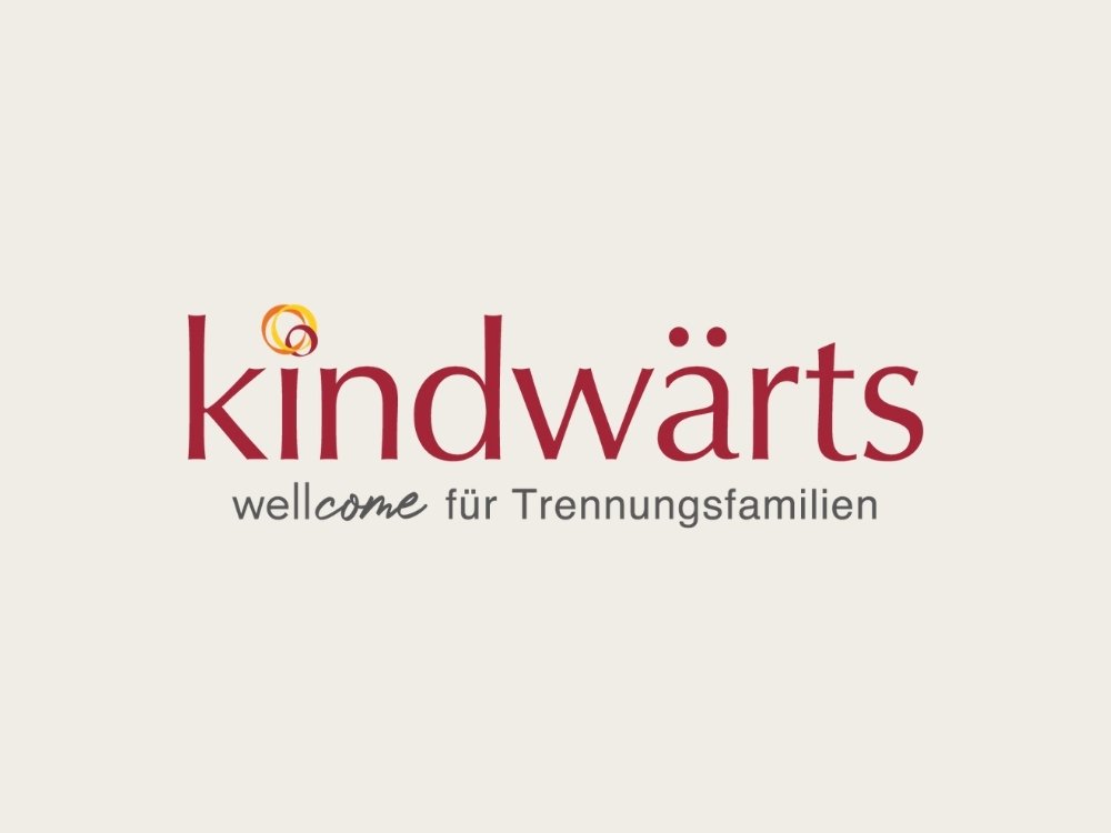 Wenn Eltern nach einer Trennung weit voneinander entfernt wohnen, wird der Kontakt zum Kind oft zur logistischen und finanziellen Herausforderung. kindwärts – ein Angebot von wellcome – unterstützt getrenntlebende Eltern dabei, die Bindung zu ihren K