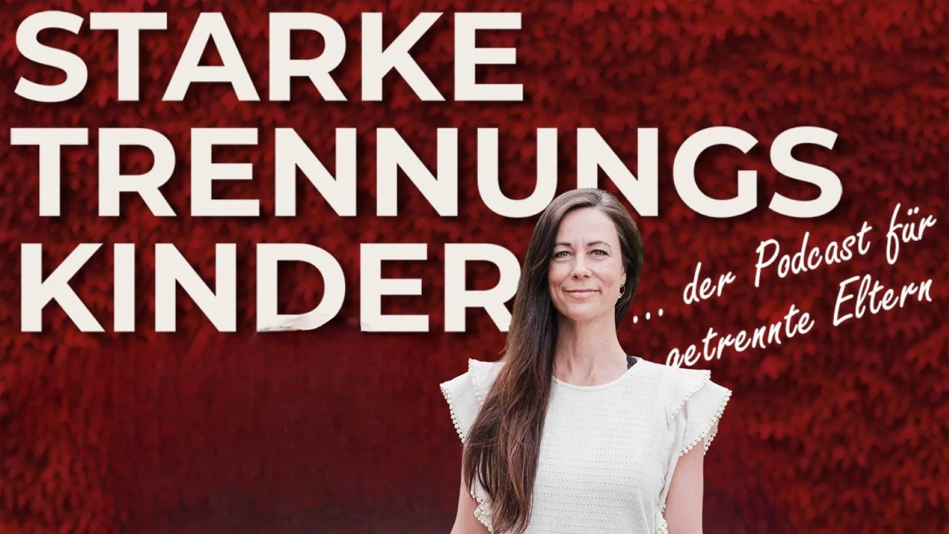Das Bild zeigt einen roten Hintergrund mit weißen großen Buchstaben, die den Titel ''Starke Trennungs-Kinder'' bilden. Darunter befindet sich ein Portrait einer Frau mit langen braunen Haaren, die weiße Kleidung trägt. Zusätzlich gibt es handgeschriebene weiße Schriftzüge, die sagen: ''der Podcast für getrennte Eltern''.