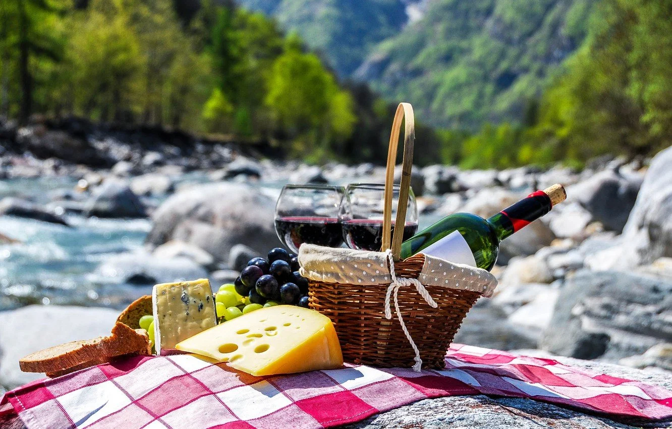 leto-gory-reka-piknik-vino-bokaly-syr-vinograd.jpeg