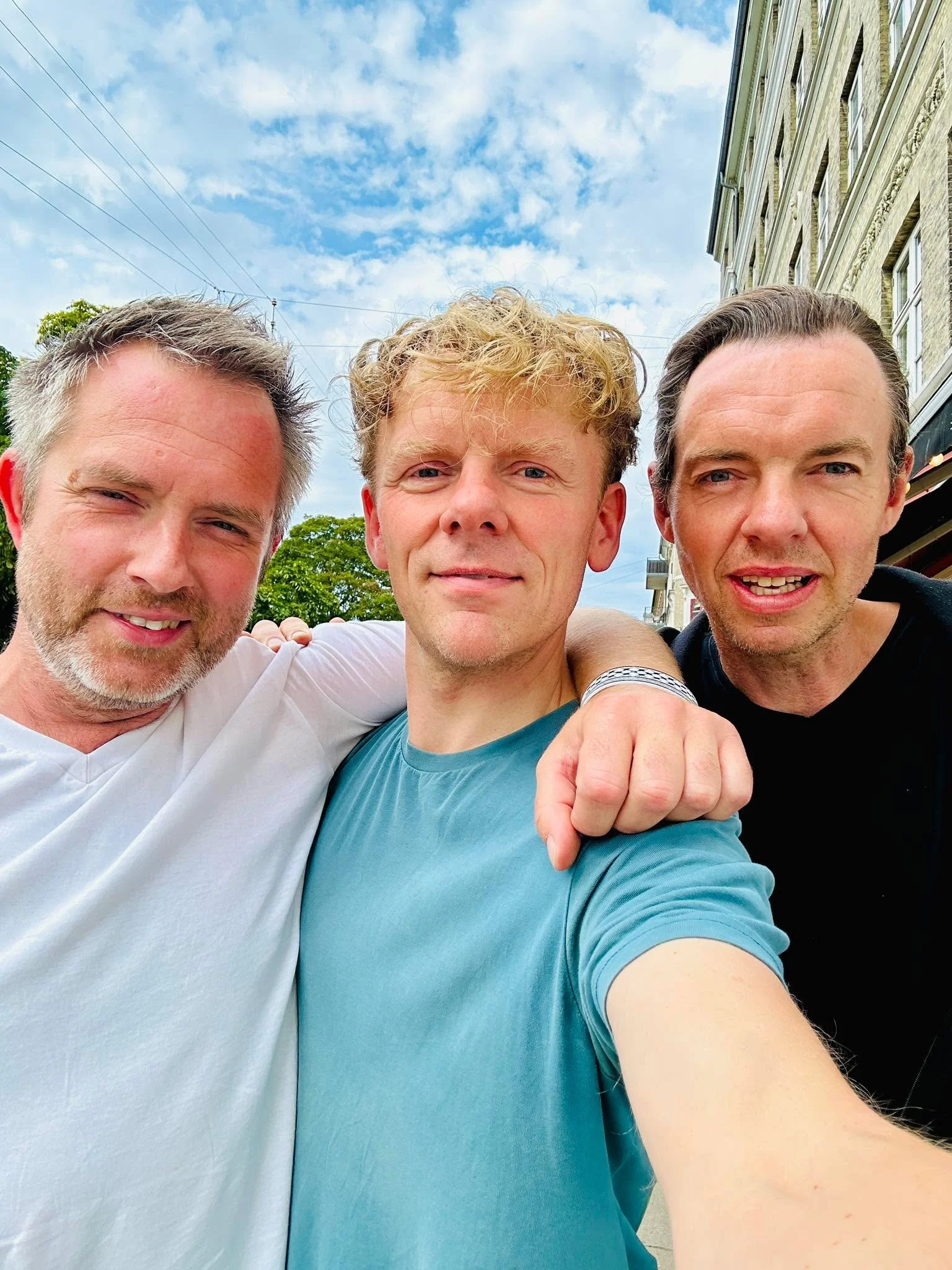 Gl&aelig;delig sensommer derude 🌻 P&aring; l&oslash;rdag spiller vi tre koncert i T&oslash;ll&oslash;se kl 13. Vi hedder BAUN og spillestedet, Kulturhuset no1 💫 
Jazz &amp; Tapas 🥒 Det er skisme gratis, men 
man m&aring; v&aelig;re kvik at bestill