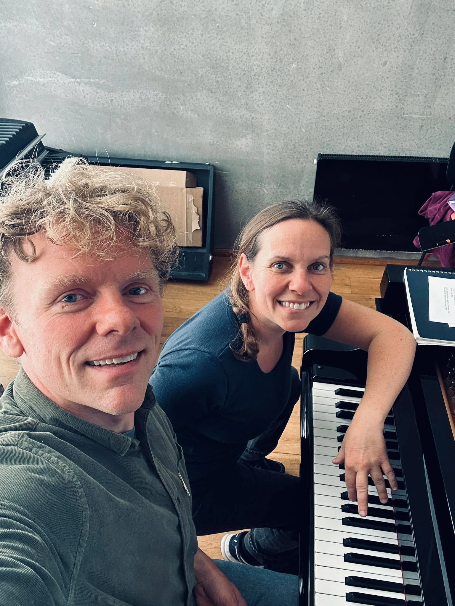 For et par &aring;r siden (eller seksten) sang Rose Kroner og jeg sammen i vokaljazzensemblet Touch&eacute;. Idag havde vi et dejligt gensyn ved flygelet, for p&aring; s&oslash;ndag har jeg forn&oslash;jelsen af, 
at have hende med til Jazzgudstjenes