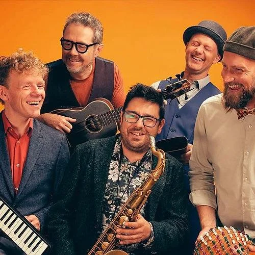 I morgen kl 20 spiller jeg p&aring; Montmartre med 
et unikt orkester, som hedder Acoustic Lounge ✨ Michael Hartvig og Mikkel Schnettler er percussionister og startede bandet i sin tid, 
som ikke findes mage i hele kongeriget. To et halvt album og en