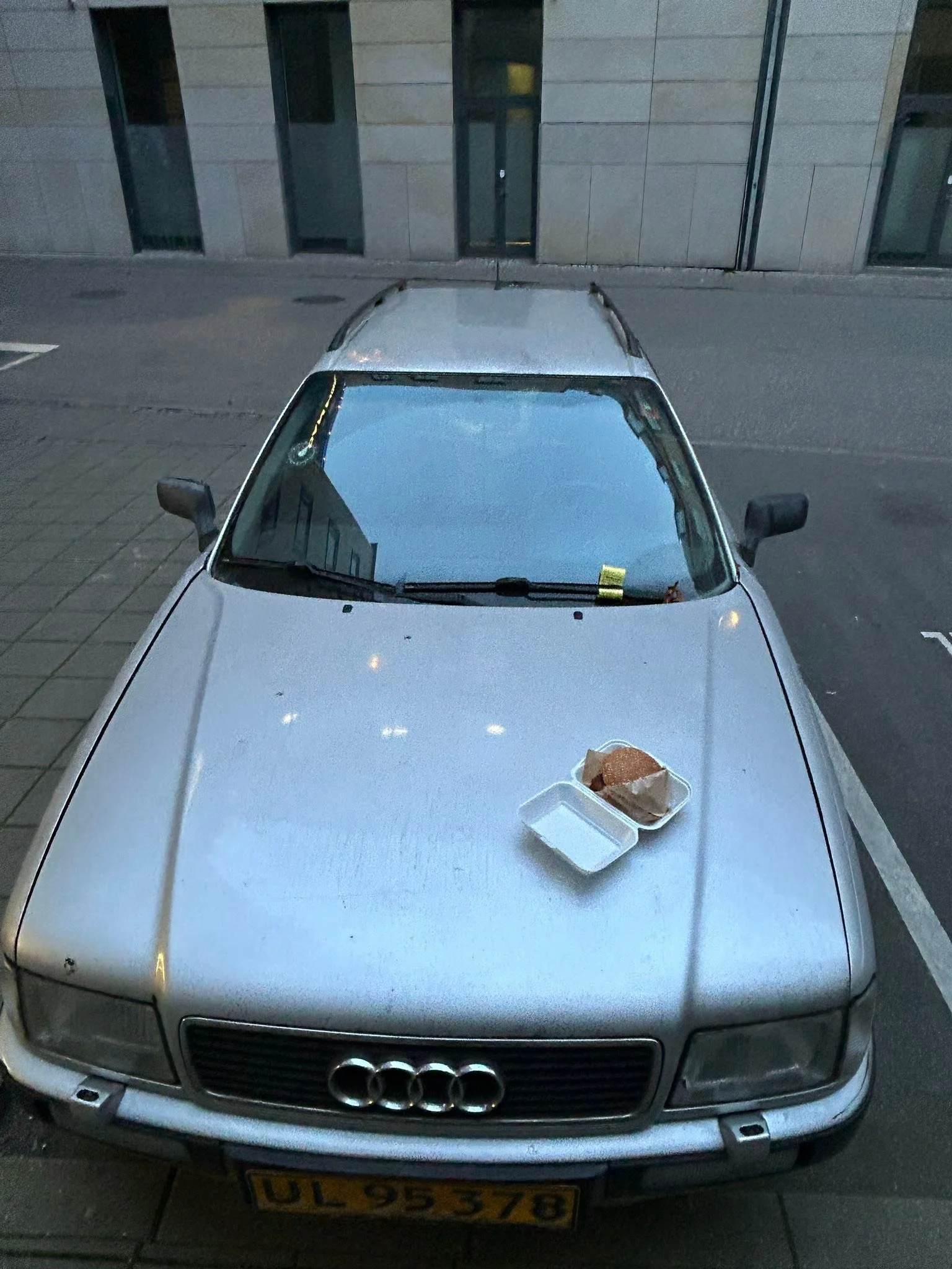 Hjemme efter tre dage i hyggelige &Aring;rhus. 
I aften kl 21 spiller jeg p&aring; hyggelige Bl&aring;g&aring;rds Apotek ✨ Vi m&aring; hygge os lidt p&aring; s&aring;dan en vinter agtig efter&aring;rsdag, ikke ? 

Nedenfor min fars Audi 80 med frikad